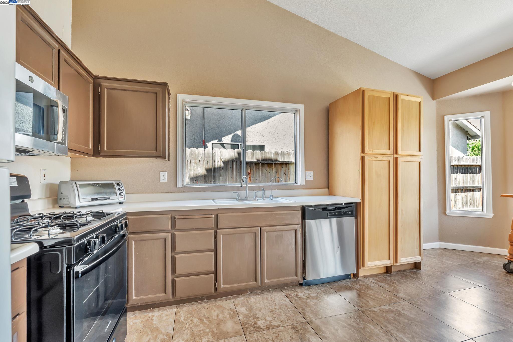 Detail Gallery Image 13 of 50 For 848 La Cresta Ct, Los Banos,  CA 93635 - 3 Beds | 2 Baths