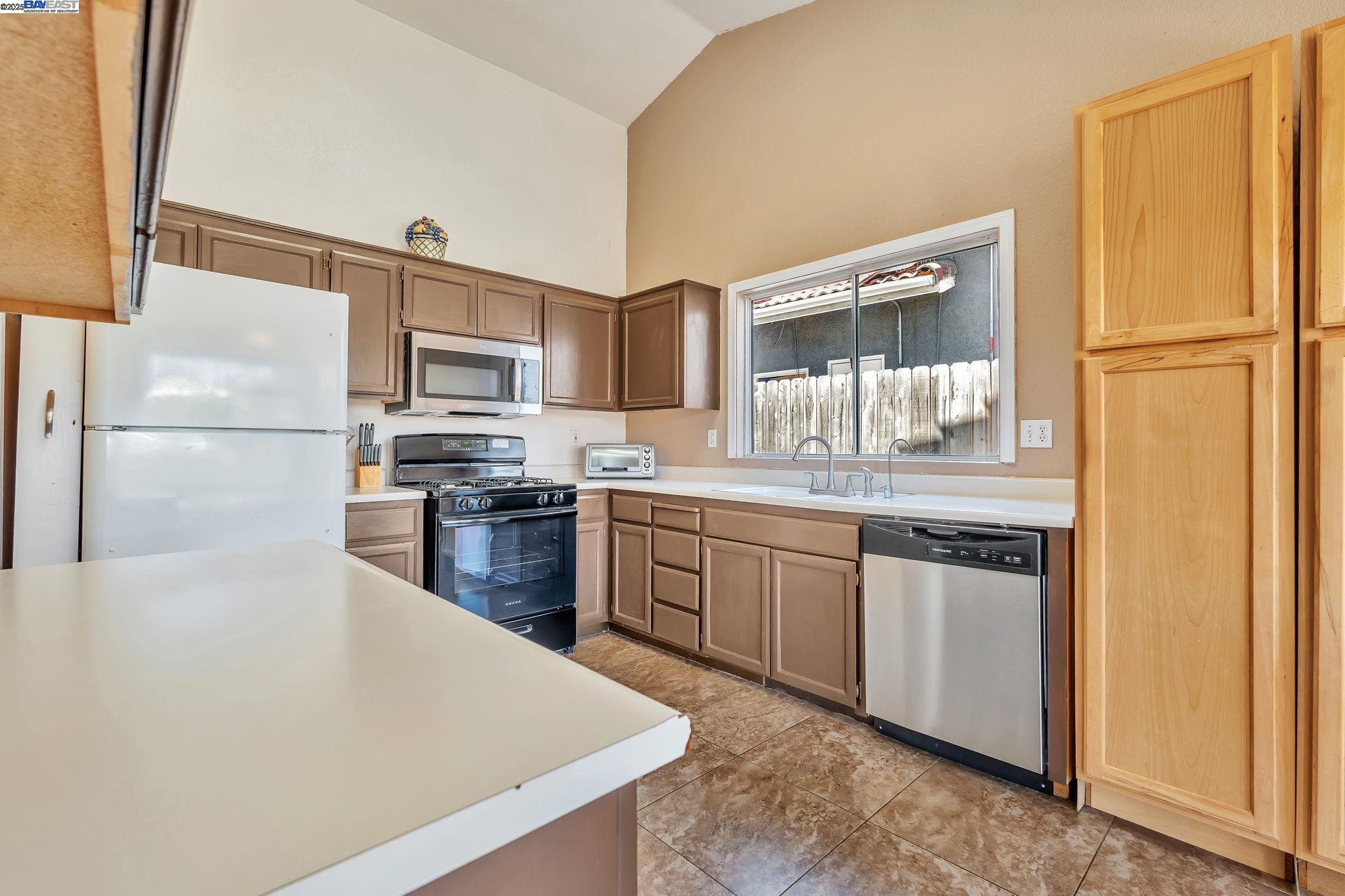 Detail Gallery Image 14 of 50 For 848 La Cresta Ct, Los Banos,  CA 93635 - 3 Beds | 2 Baths