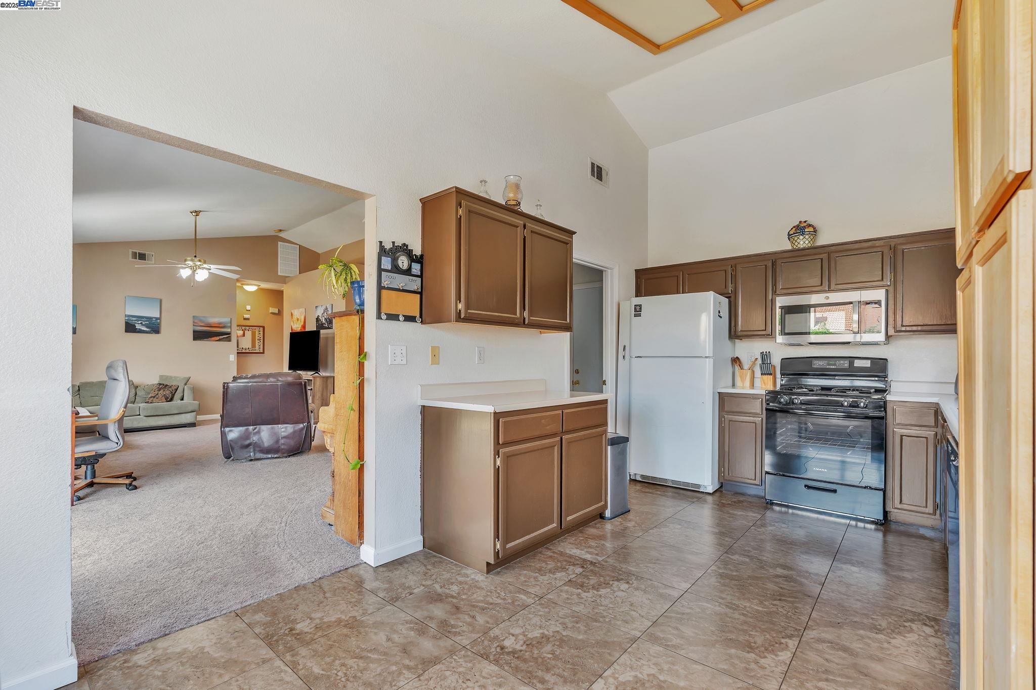 Detail Gallery Image 6 of 50 For 848 La Cresta Ct, Los Banos,  CA 93635 - 3 Beds | 2 Baths