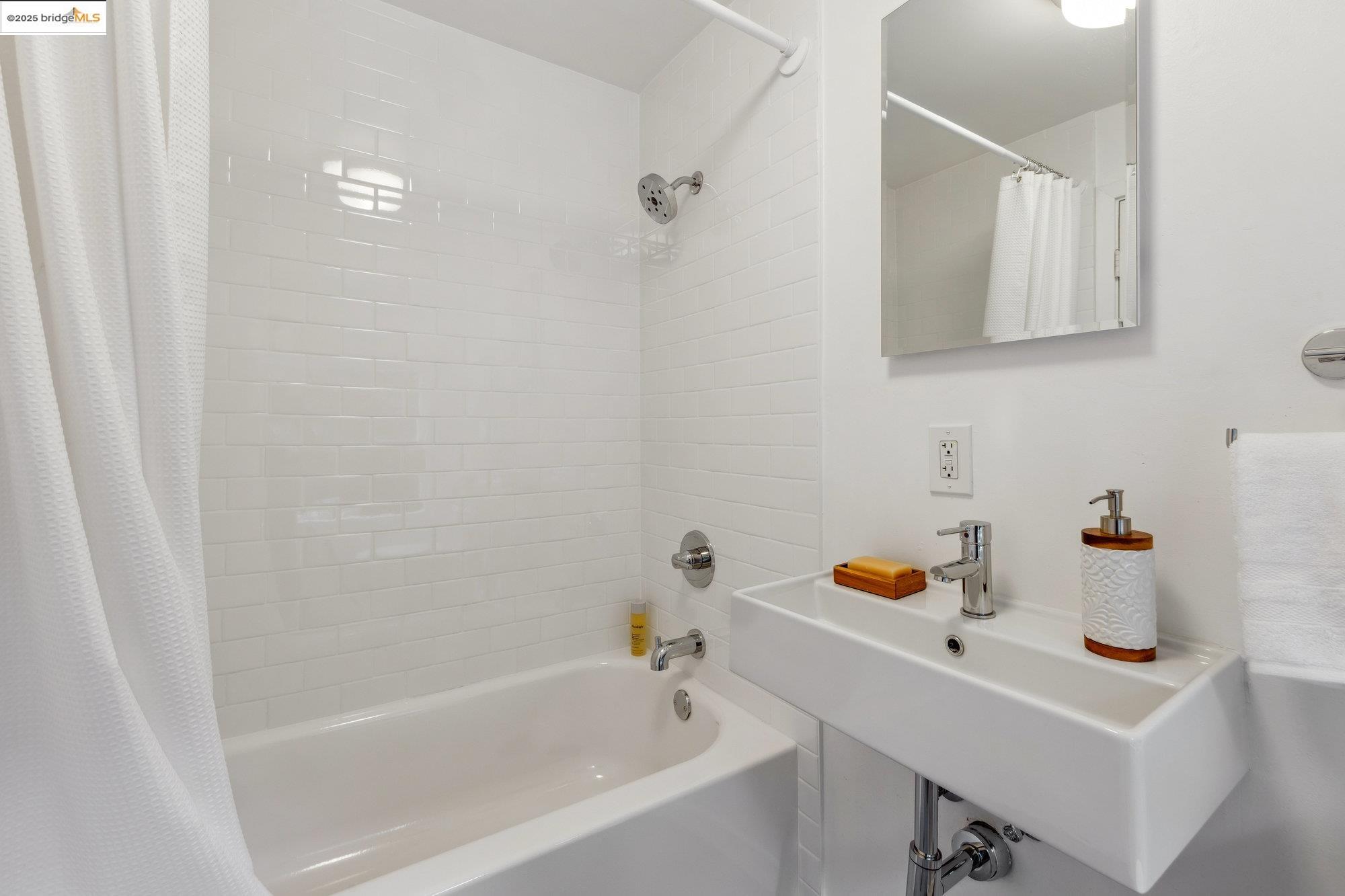 Detail Gallery Image 33 of 41 For 1265 Holman Rd., Oakland,  CA 94610 - 3 Beds | 3 Baths