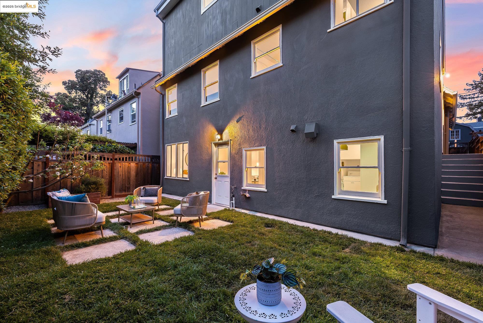 Detail Gallery Image 39 of 41 For 1265 Holman Rd., Oakland,  CA 94610 - 3 Beds | 3 Baths