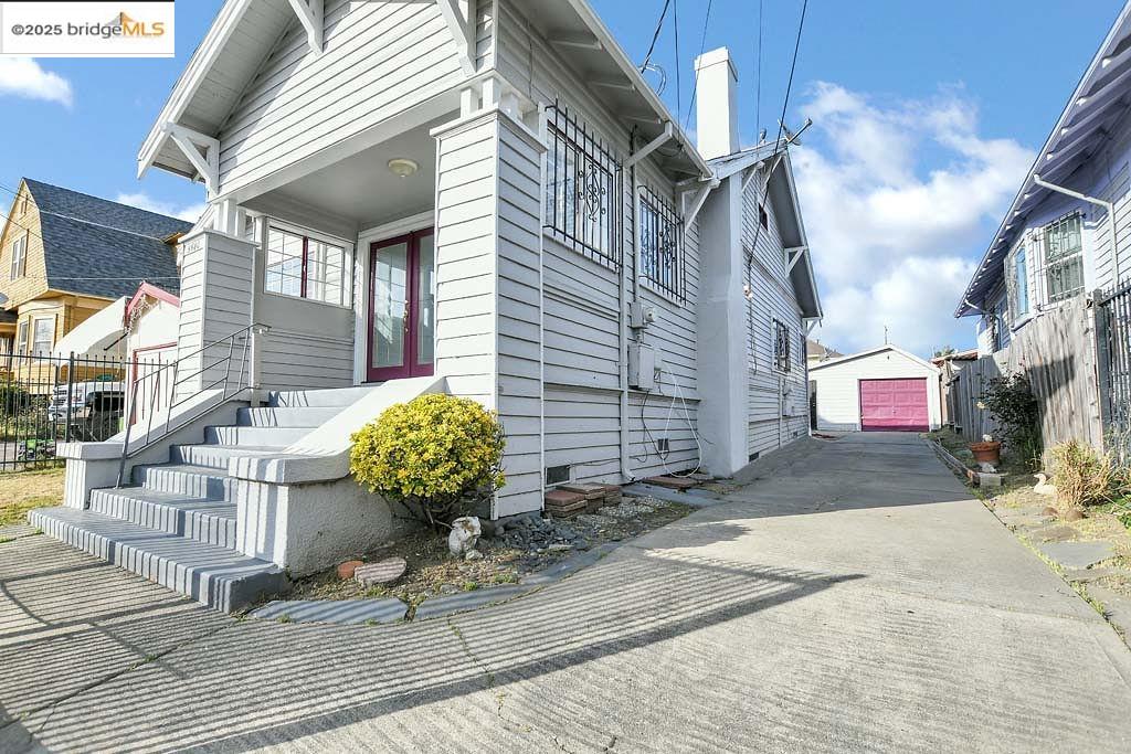 Detail Gallery Image 2 of 28 For 5540 E 17th St, Oakland,  CA 94621 - 3 Beds | 2 Baths