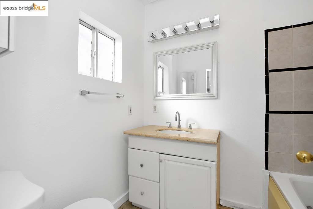 Detail Gallery Image 12 of 28 For 5540 E 17th St, Oakland,  CA 94621 - 3 Beds | 2 Baths