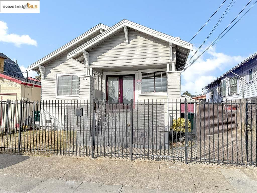 Detail Gallery Image 3 of 28 For 5540 E 17th St, Oakland,  CA 94621 - 3 Beds | 2 Baths