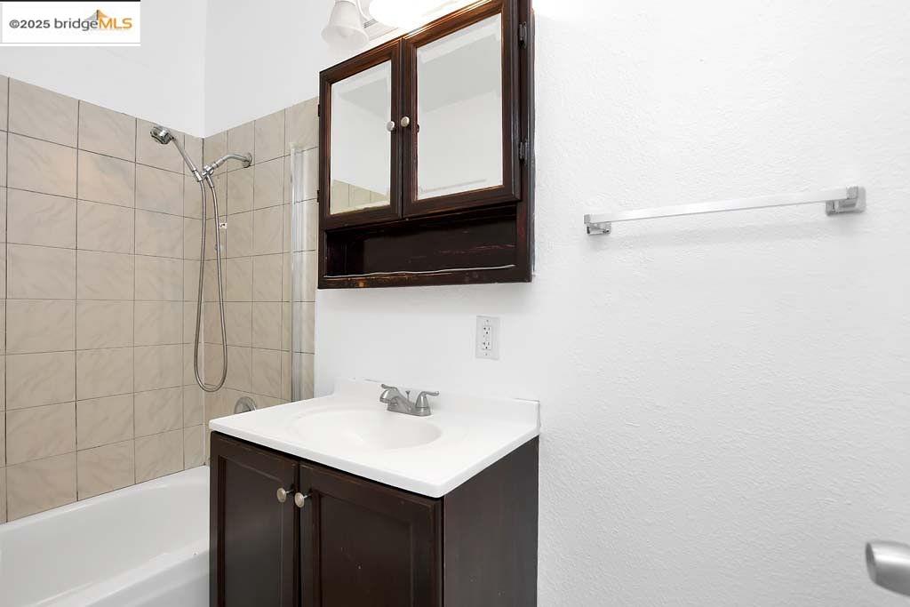 Detail Gallery Image 22 of 28 For 5540 E 17th St, Oakland,  CA 94621 - 3 Beds | 2 Baths