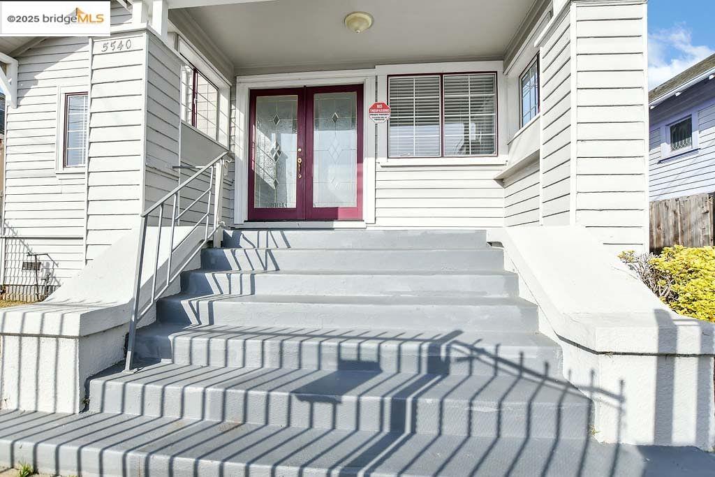 Detail Gallery Image 5 of 28 For 5540 E 17th St, Oakland,  CA 94621 - 3 Beds | 2 Baths