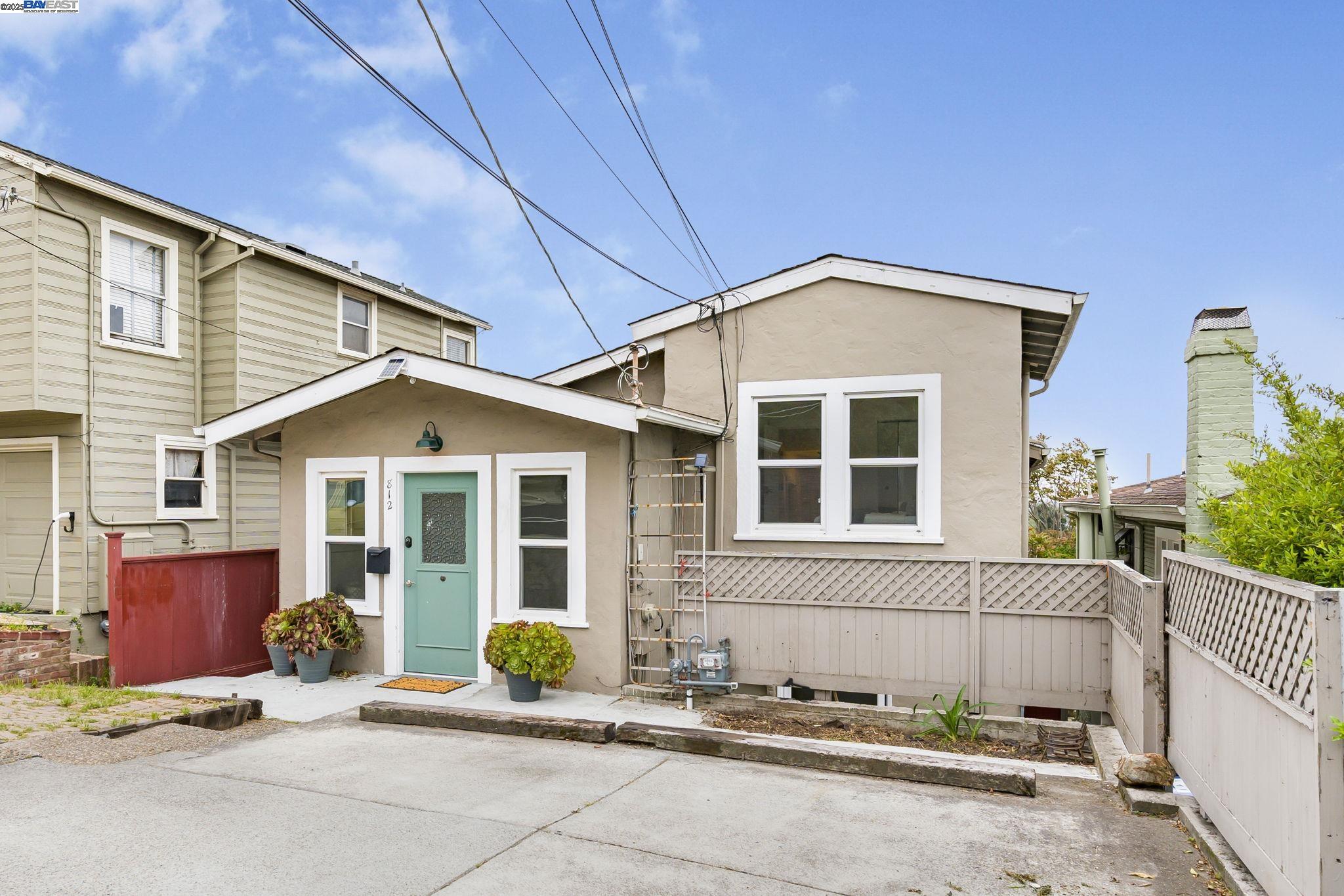 Detail Gallery Image 11 of 60 For 812 Washington Ave, Albany,  CA 94706 - 4 Beds | 2/1 Baths