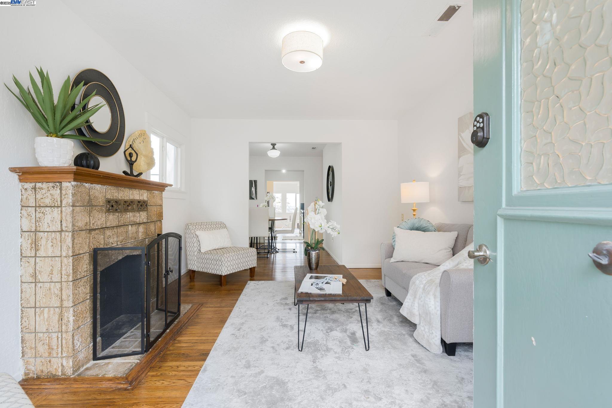 Detail Gallery Image 13 of 60 For 812 Washington Ave, Albany,  CA 94706 - 4 Beds | 2/1 Baths