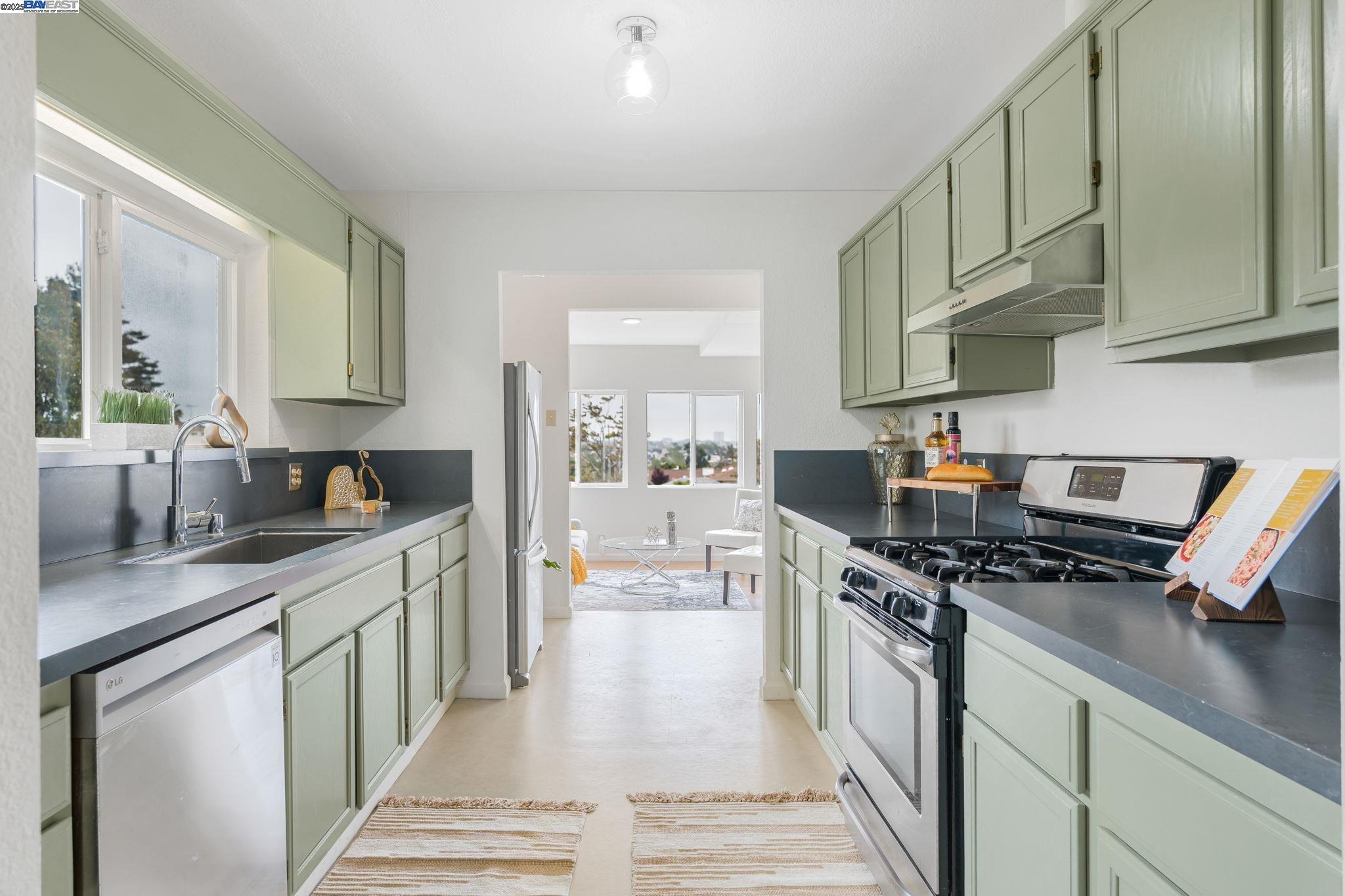 Detail Gallery Image 21 of 60 For 812 Washington Ave, Albany,  CA 94706 - 4 Beds | 2/1 Baths