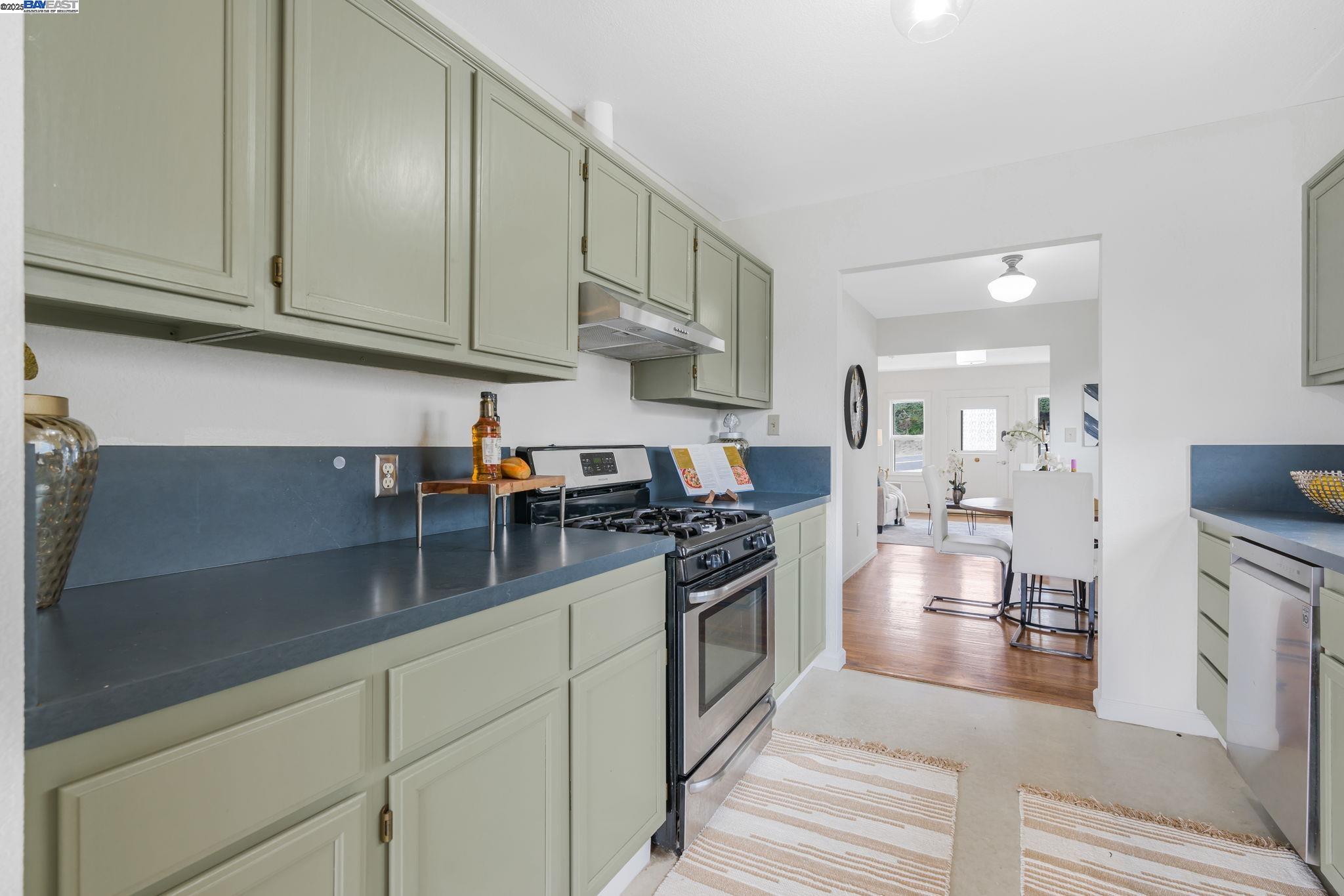 Detail Gallery Image 22 of 60 For 812 Washington Ave, Albany,  CA 94706 - 4 Beds | 2/1 Baths