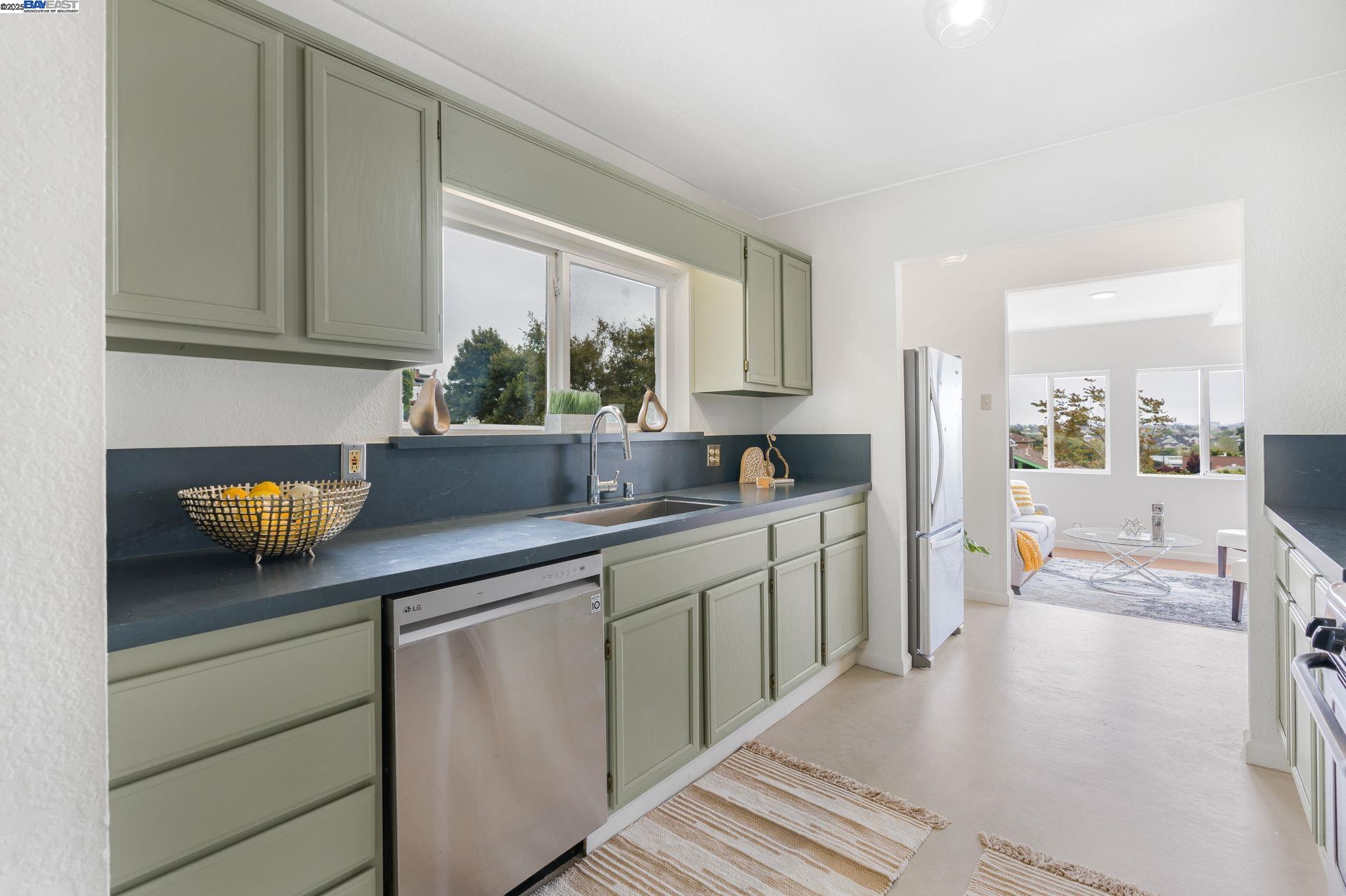 Detail Gallery Image 23 of 60 For 812 Washington Ave, Albany,  CA 94706 - 4 Beds | 2/1 Baths