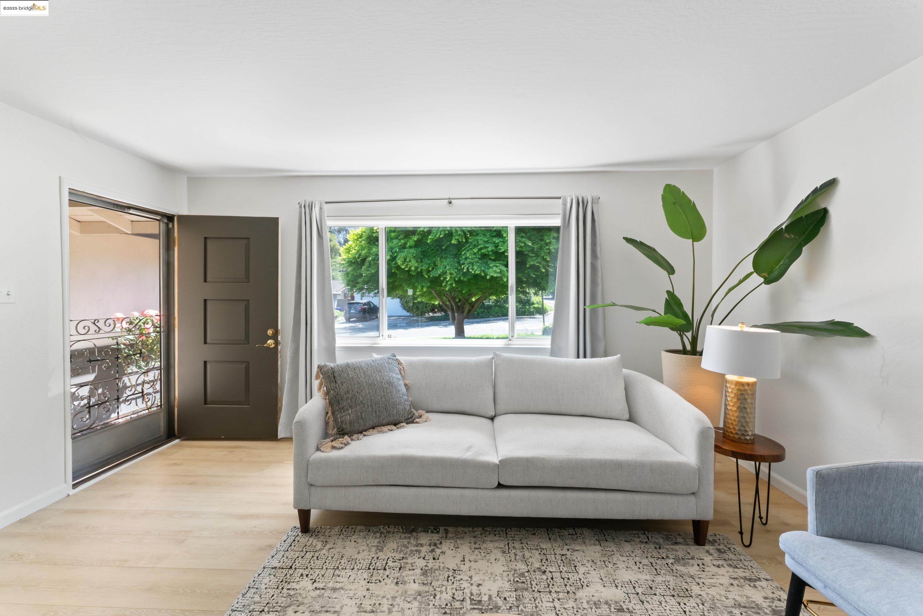 Detail Gallery Image 3 of 31 For 2305 Marlin Court, Pinole,  CA 94564 - 3 Beds | 2 Baths