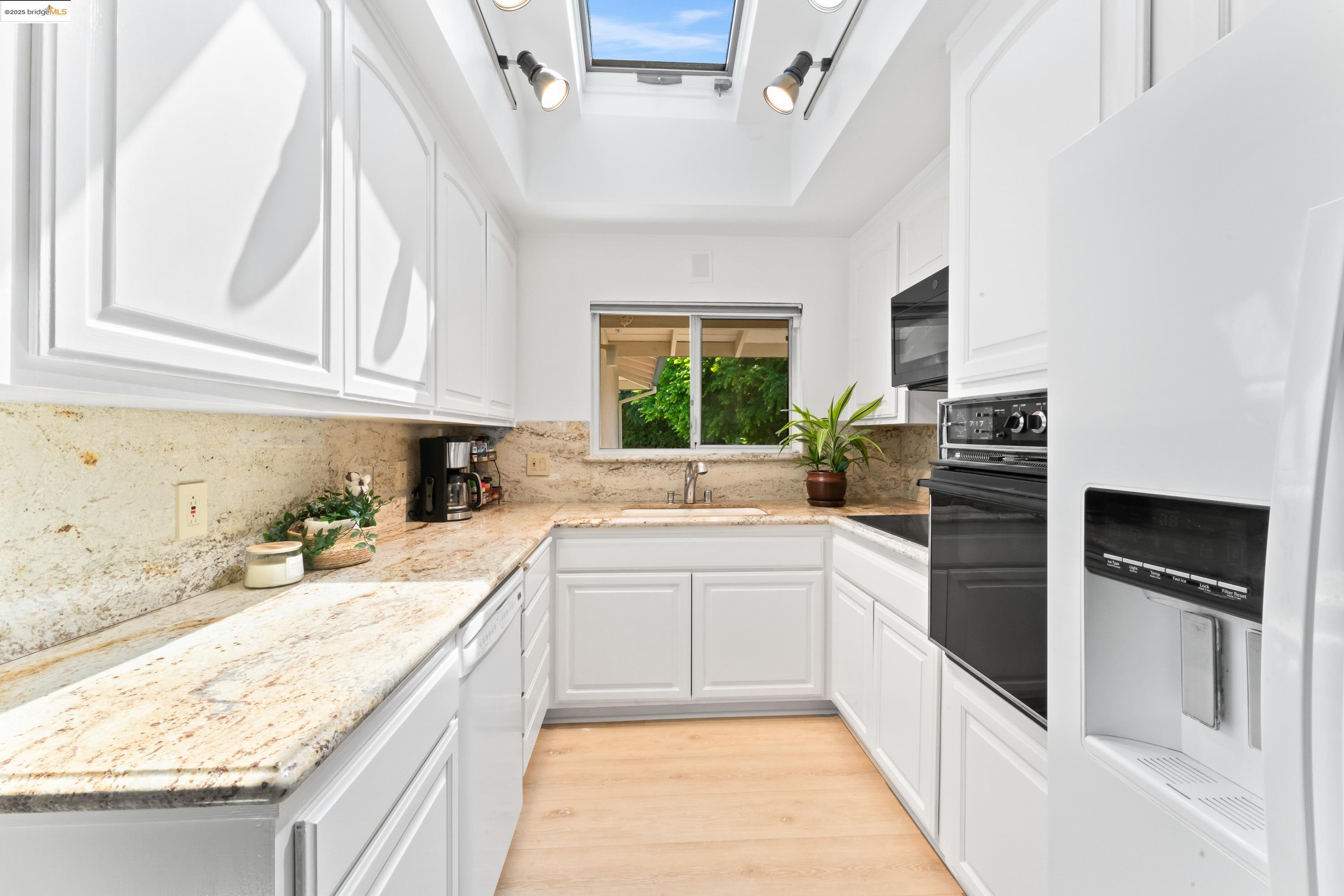 Detail Gallery Image 7 of 31 For 2305 Marlin Court, Pinole,  CA 94564 - 3 Beds | 2 Baths