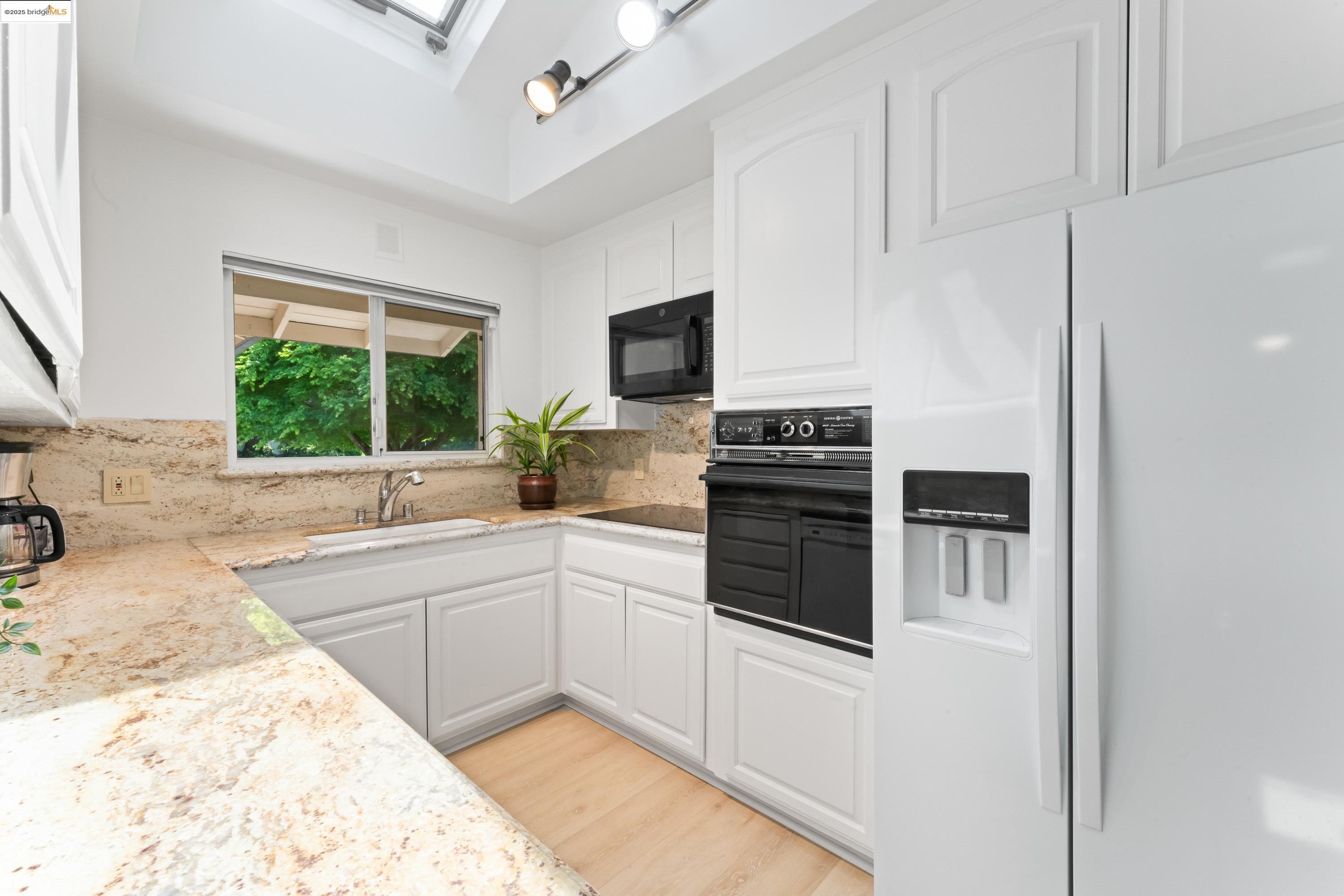 Detail Gallery Image 8 of 31 For 2305 Marlin Court, Pinole,  CA 94564 - 3 Beds | 2 Baths