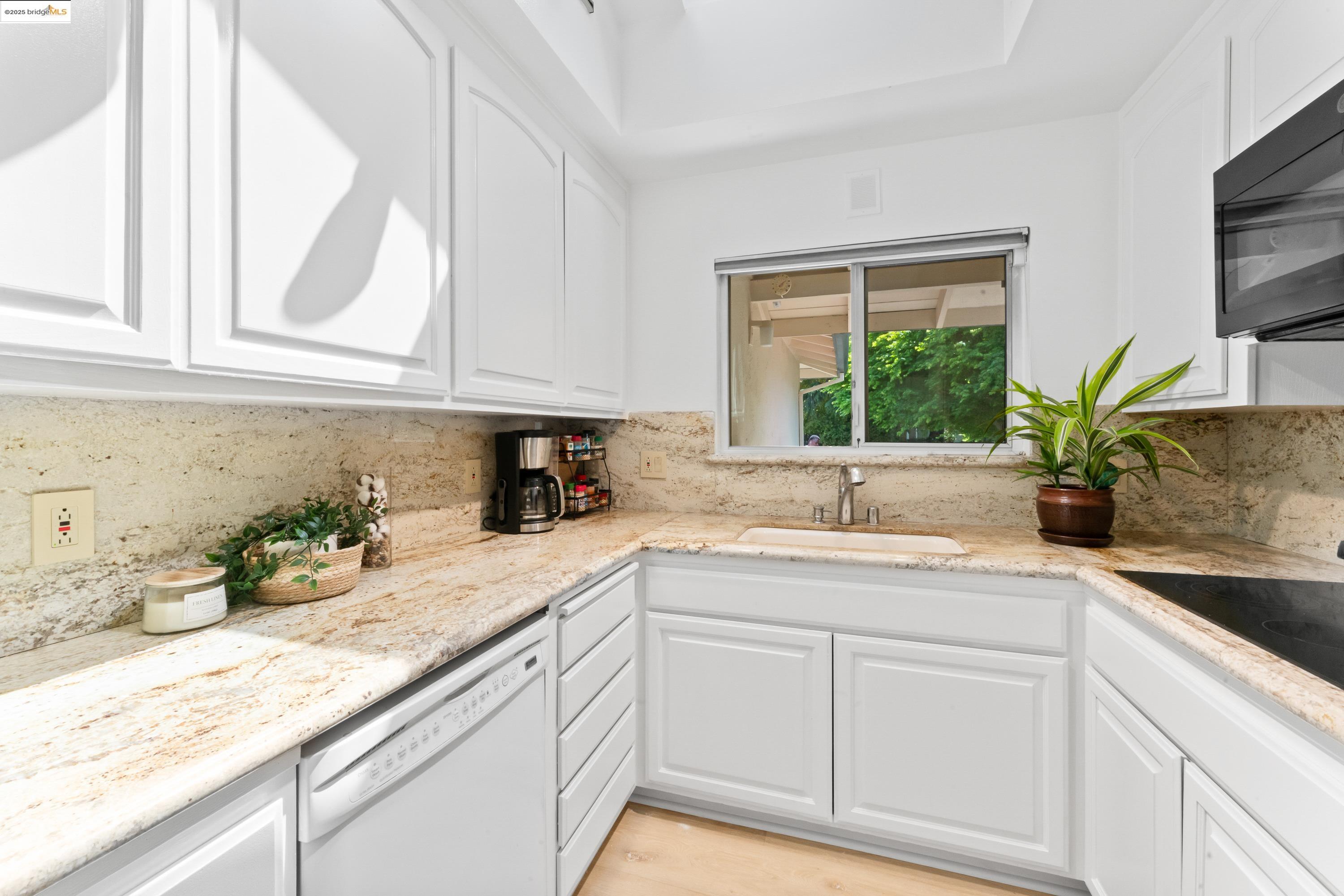 Detail Gallery Image 9 of 31 For 2305 Marlin Court, Pinole,  CA 94564 - 3 Beds | 2 Baths