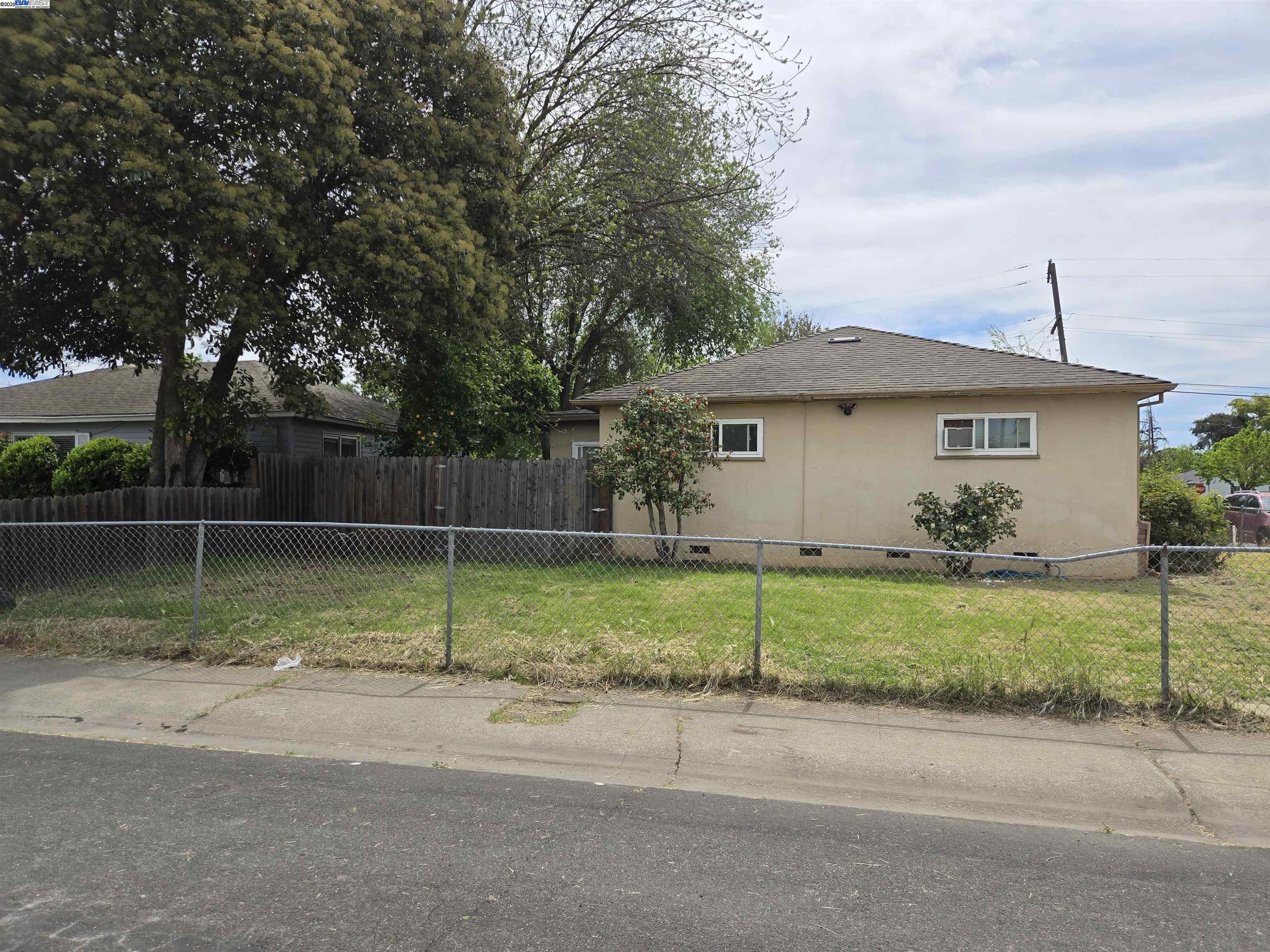 Detail Gallery Image 4 of 12 For 3832 Marine Ave, Stockton,  CA 95204 - 3 Beds | 1 Baths