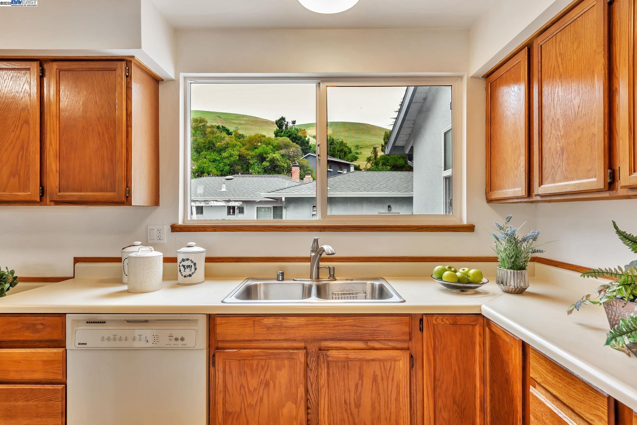 Detail Gallery Image 17 of 54 For 31300 Chicoine Ave, Hayward,  CA 94544 - 5 Beds | 4 Baths