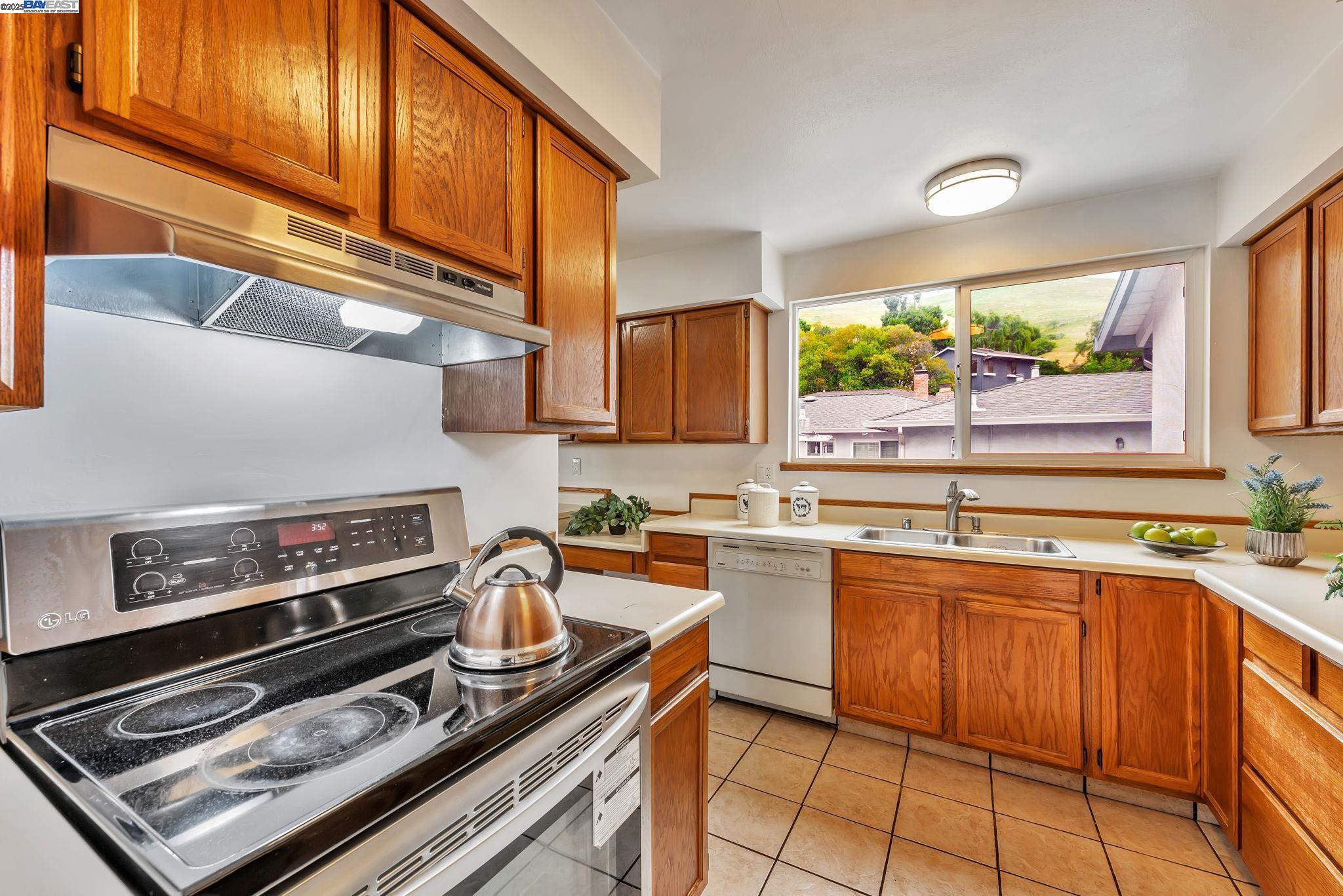 Detail Gallery Image 18 of 54 For 31300 Chicoine Ave, Hayward,  CA 94544 - 5 Beds | 4 Baths