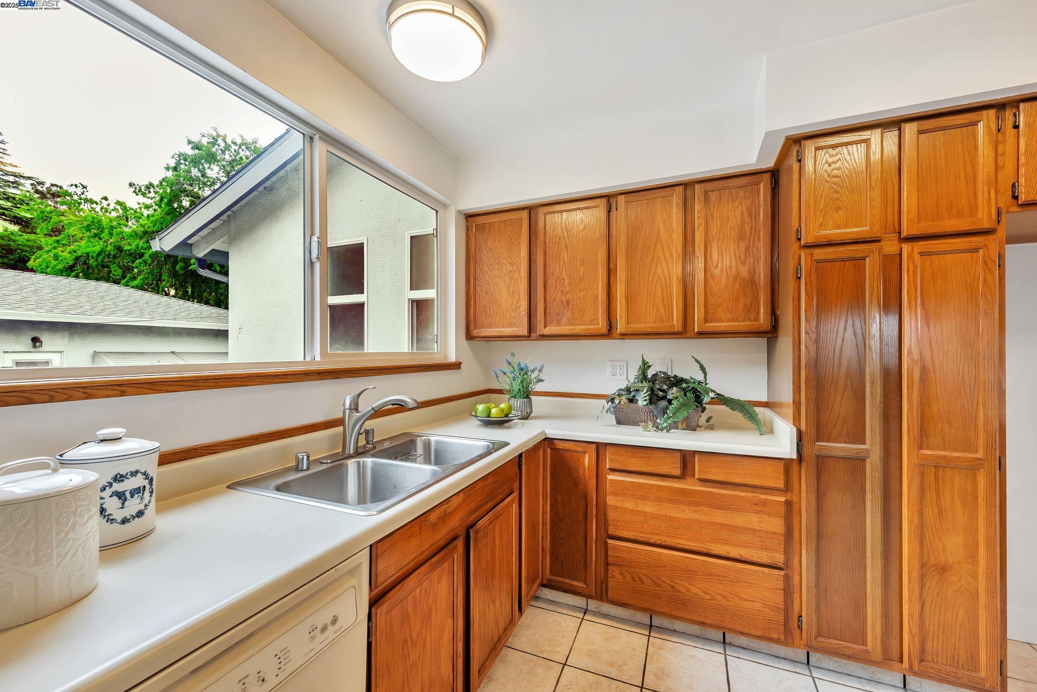 Detail Gallery Image 19 of 54 For 31300 Chicoine Ave, Hayward,  CA 94544 - 5 Beds | 4 Baths