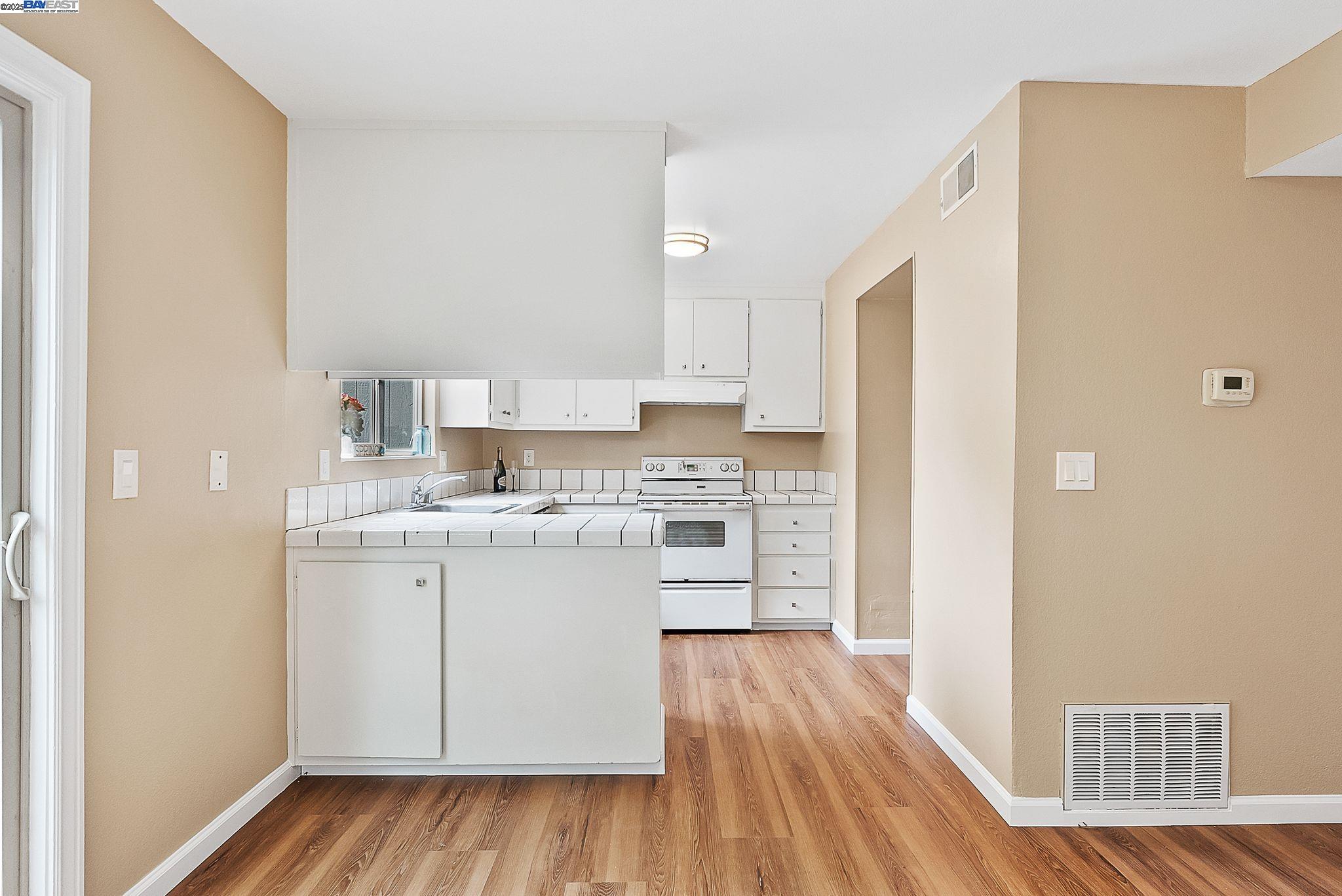 Detail Gallery Image 14 of 37 For 3300 Northwood Dr Unit D #D,  Concord,  CA 94520 - 3 Beds | 1/1 Baths