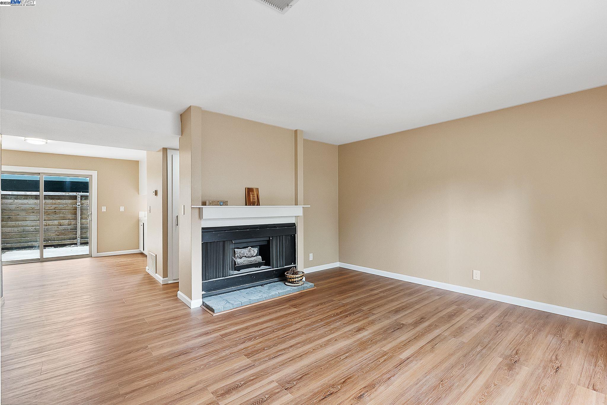 Detail Gallery Image 5 of 37 For 3300 Northwood Dr Unit D #D,  Concord,  CA 94520 - 3 Beds | 1/1 Baths