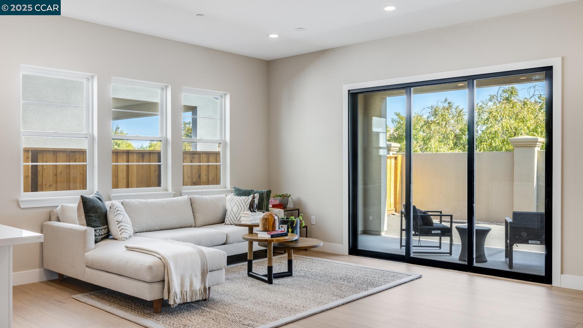 Detail Gallery Image 4 of 24 For 2818 Stampede Lane, Tracy,  CA 95377 - 2 Beds | 2 Baths