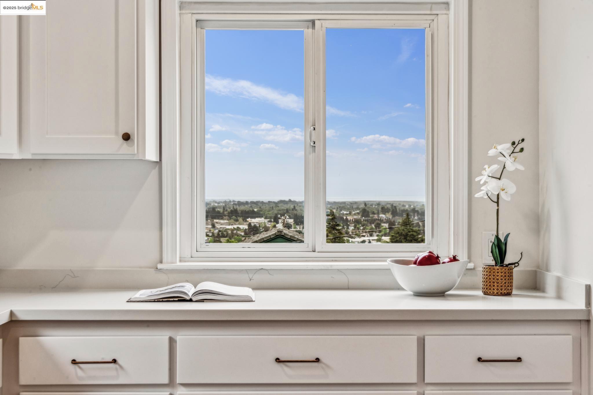 Detail Gallery Image 14 of 52 For 16026 Selborne Dr, San Leandro,  CA 94578 - 3 Beds | 2 Baths