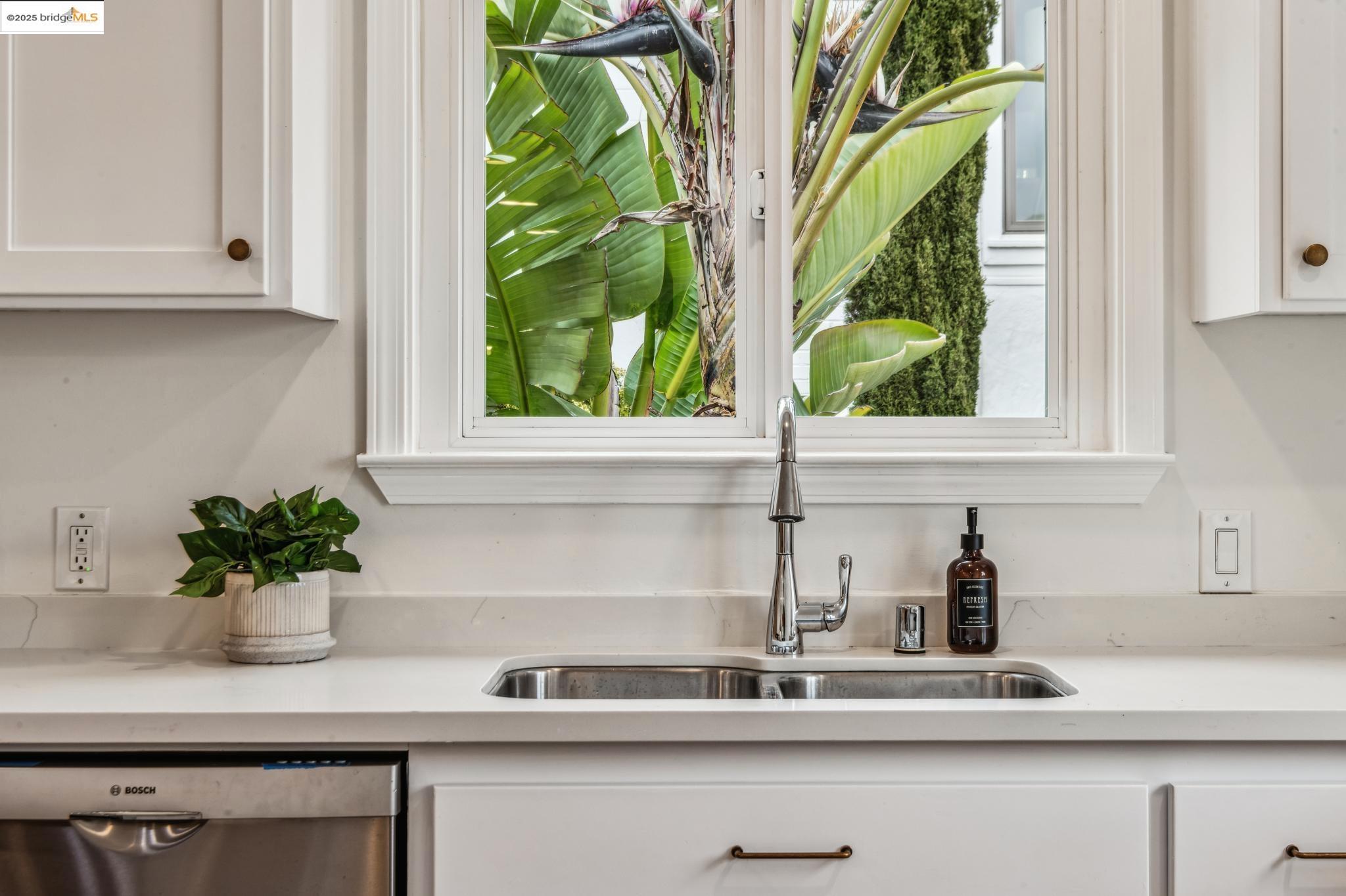 Detail Gallery Image 15 of 52 For 16026 Selborne Dr, San Leandro,  CA 94578 - 3 Beds | 2 Baths