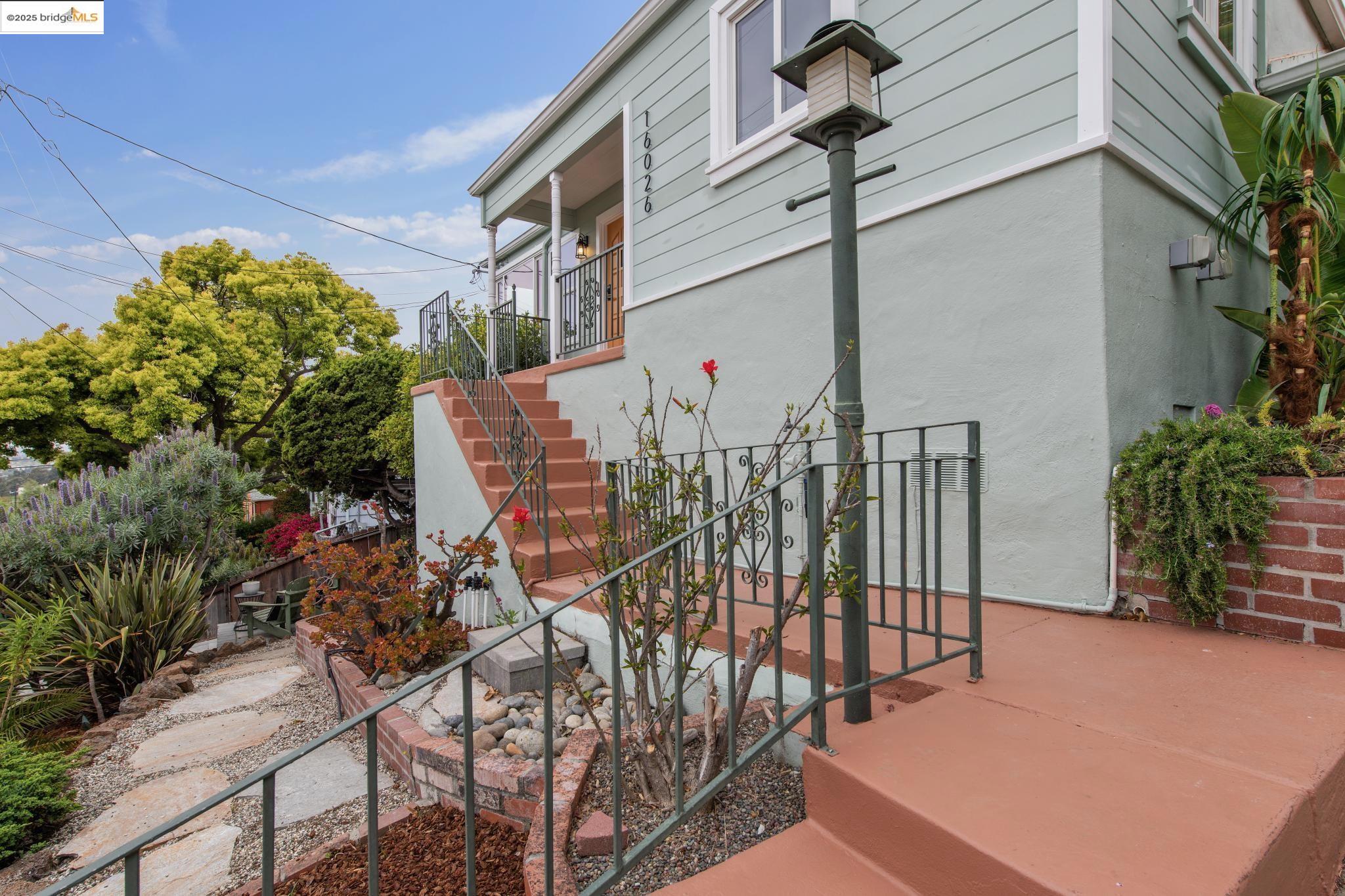 Detail Gallery Image 4 of 52 For 16026 Selborne Dr, San Leandro,  CA 94578 - 3 Beds | 2 Baths