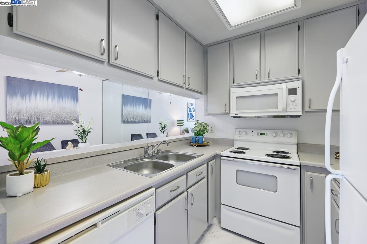 Detail Gallery Image 12 of 26 For 102 Camino Plz, Union City,  CA 94587 - 2 Beds | 1 Baths