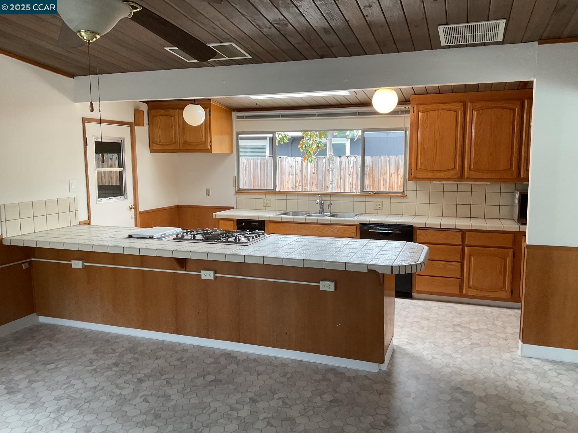 Detail Gallery Image 4 of 7 For 1249 Lancashire Dr, Concord,  CA 94518 - 4 Beds | 2 Baths
