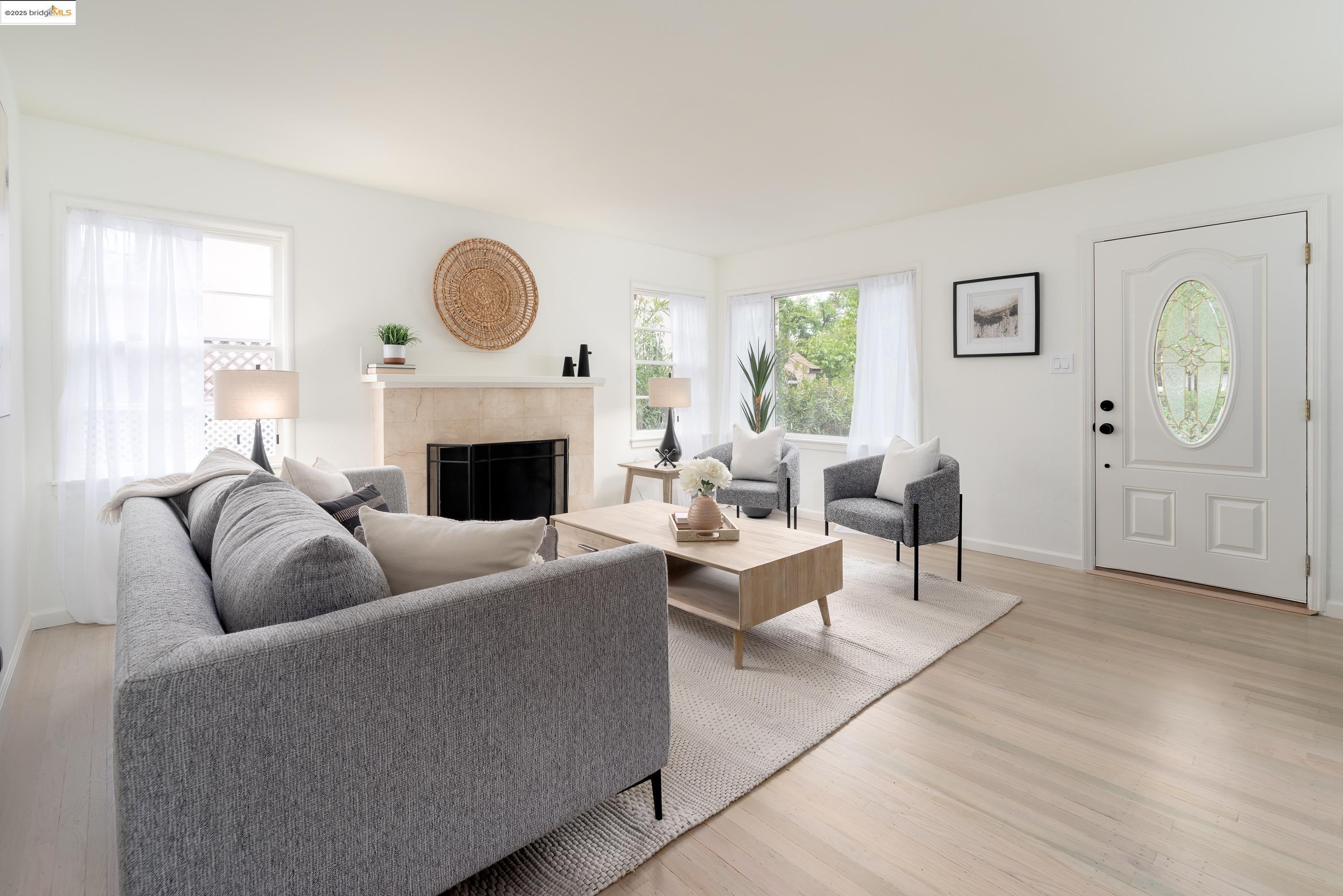 Detail Gallery Image 2 of 30 For 2189 Ralmar Ave, East Palo Alto,  CA 94303 - 2 Beds | 1 Baths