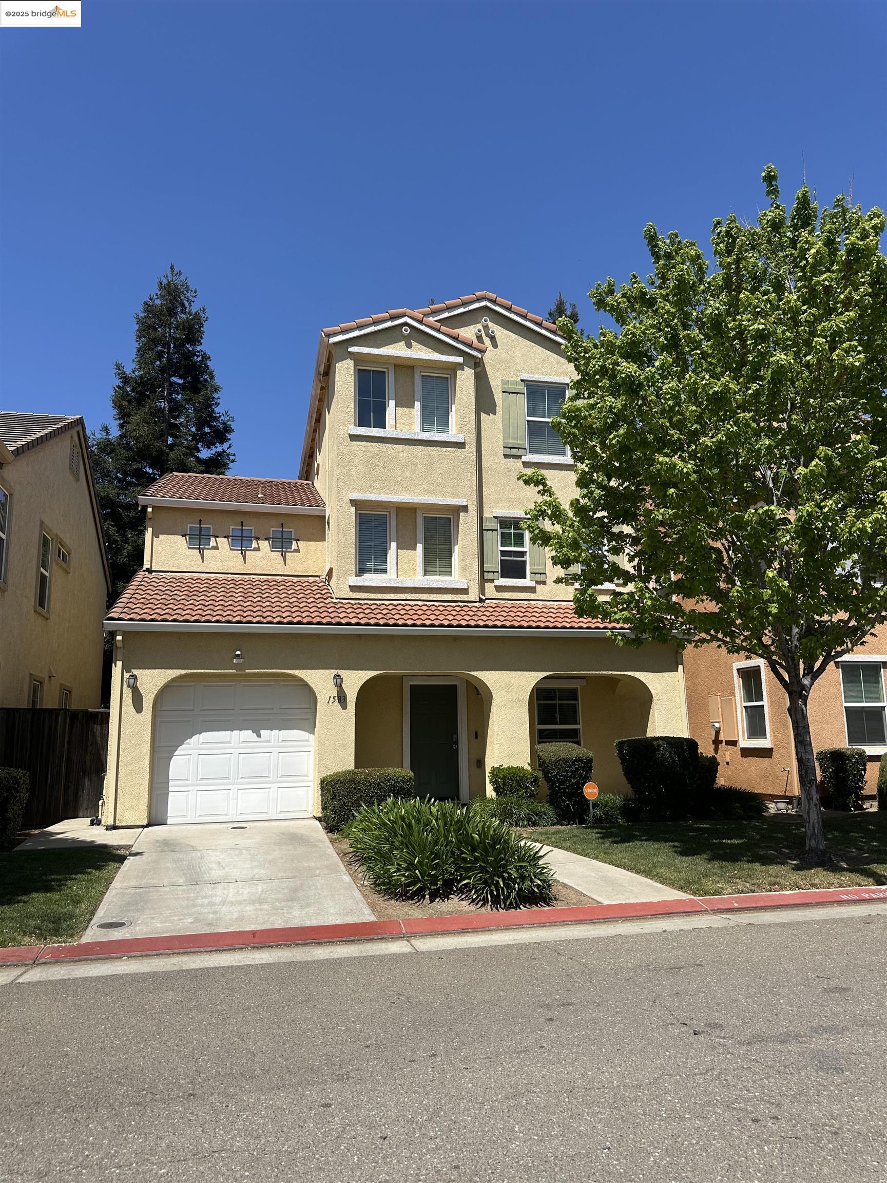Detail Gallery Image 2 of 23 For 1583 Fog Bank Dr, Stockton,  CA 95204 - 4 Beds | 3/1 Baths