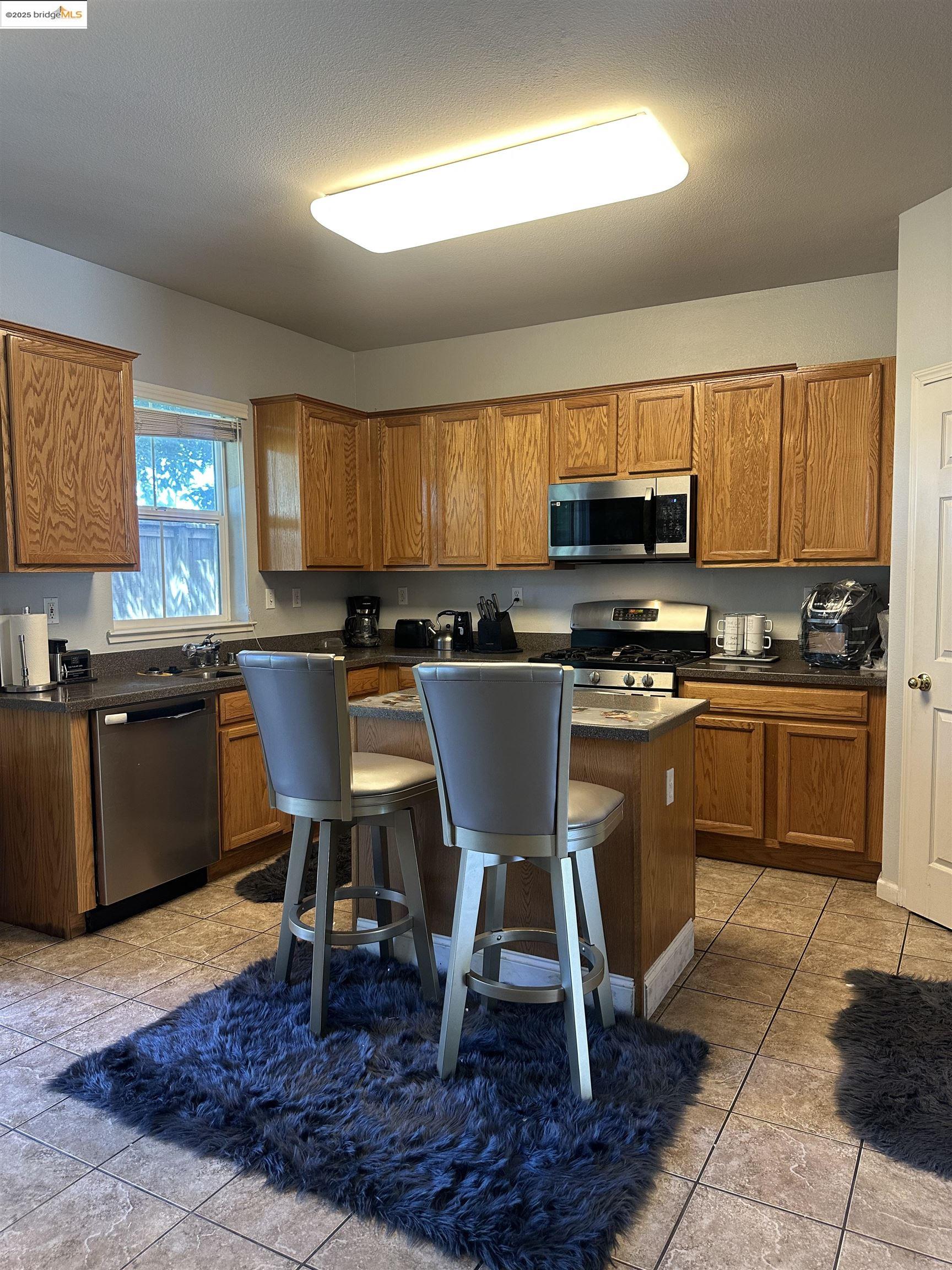 Detail Gallery Image 5 of 23 For 1583 Fog Bank Dr, Stockton,  CA 95204 - 4 Beds | 3/1 Baths