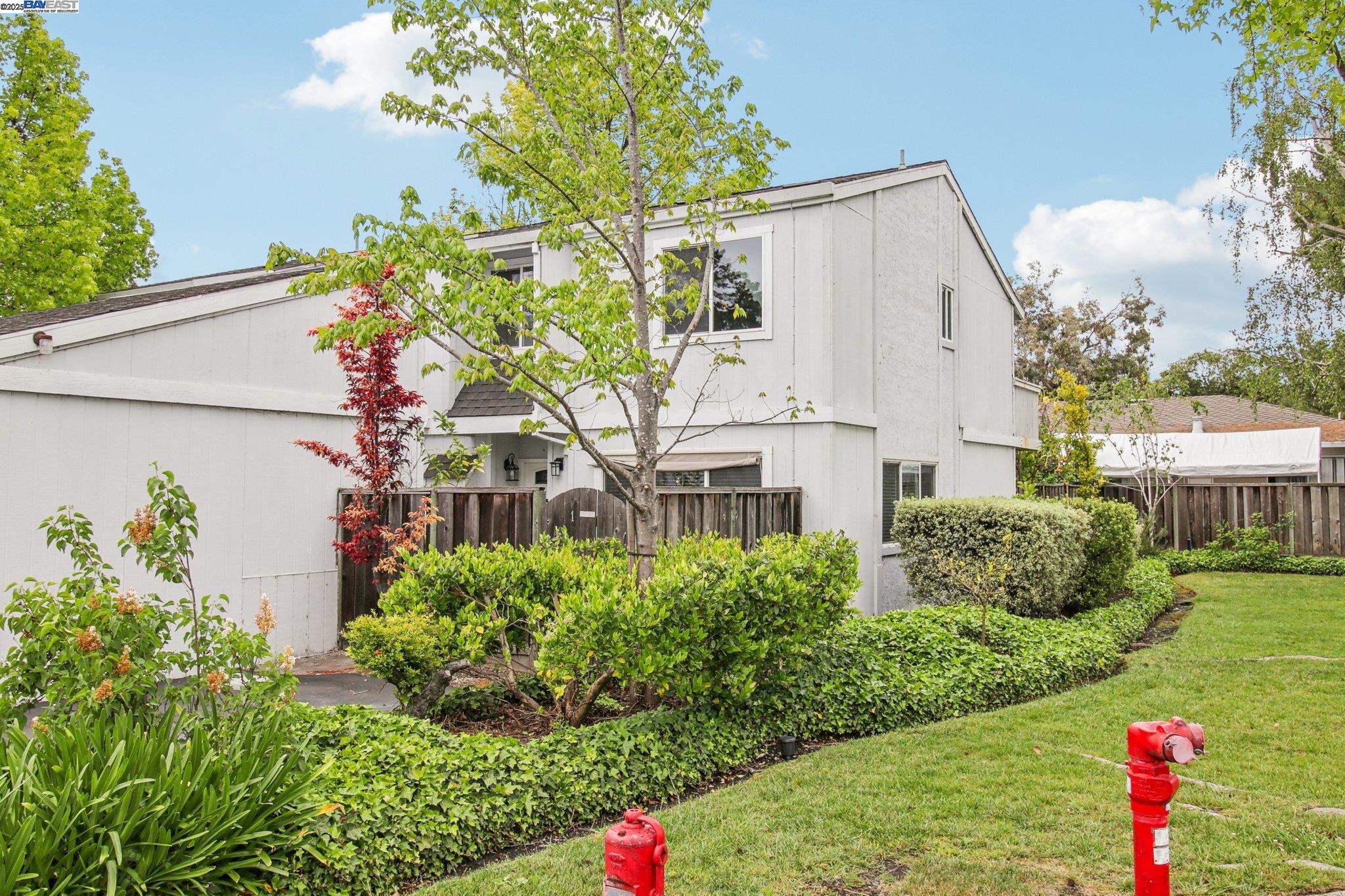 Detail Gallery Image 2 of 27 For 1920 Rock St #1,  Mountain View,  CA 94043 - 3 Beds | 1/1 Baths