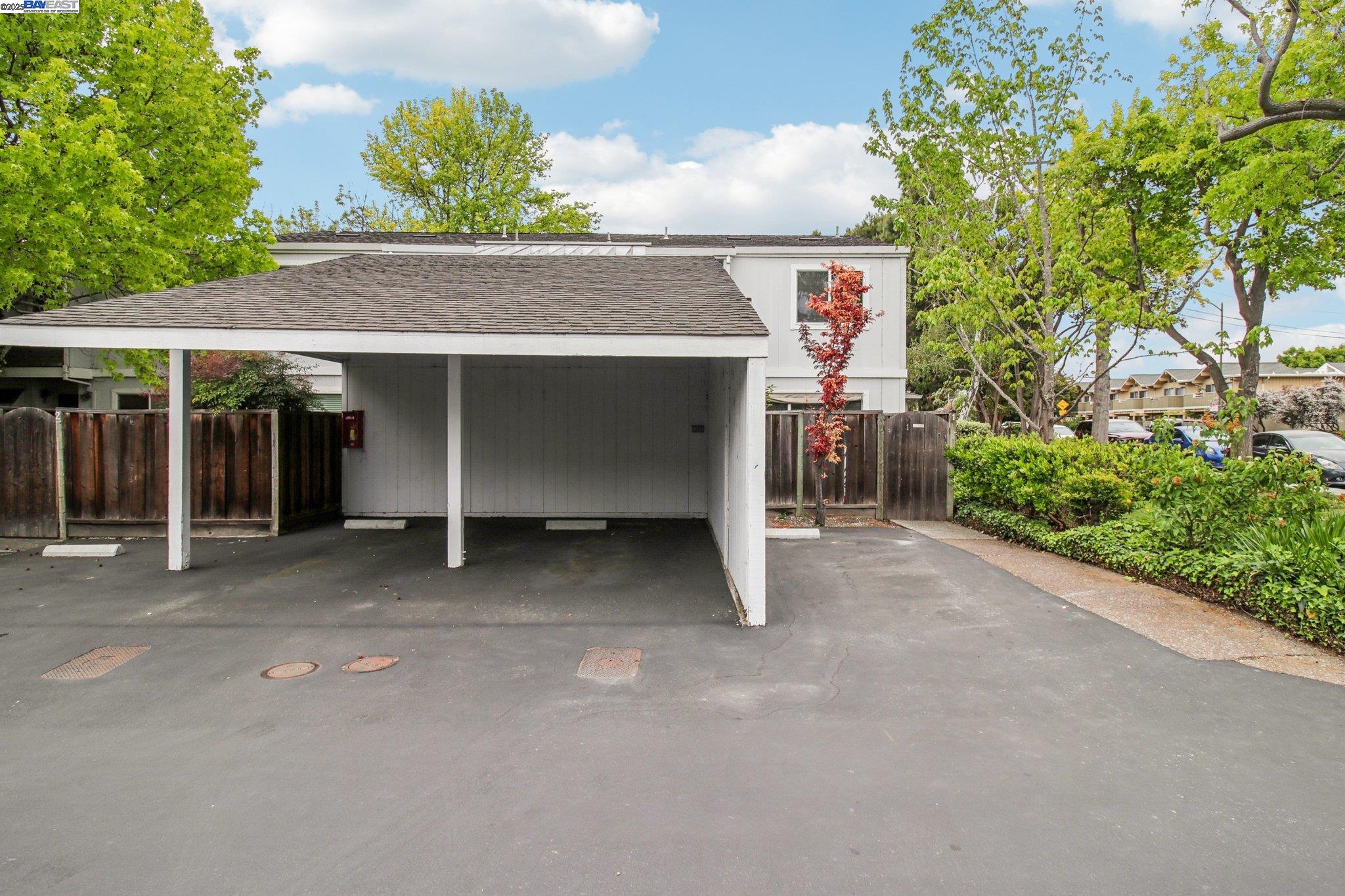 Detail Gallery Image 3 of 27 For 1920 Rock St #1,  Mountain View,  CA 94043 - 3 Beds | 1/1 Baths