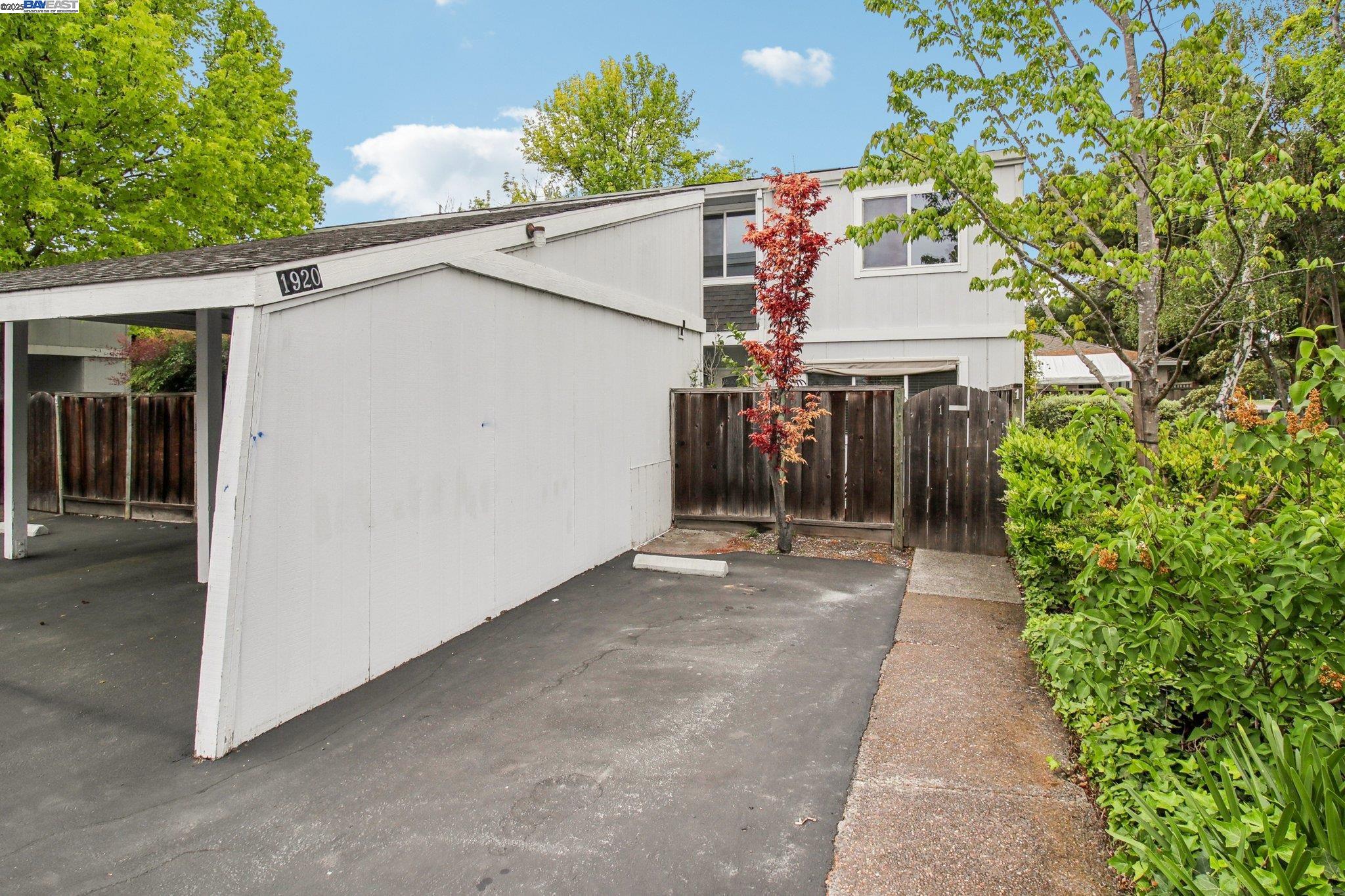 Detail Gallery Image 4 of 27 For 1920 Rock St #1,  Mountain View,  CA 94043 - 3 Beds | 1/1 Baths