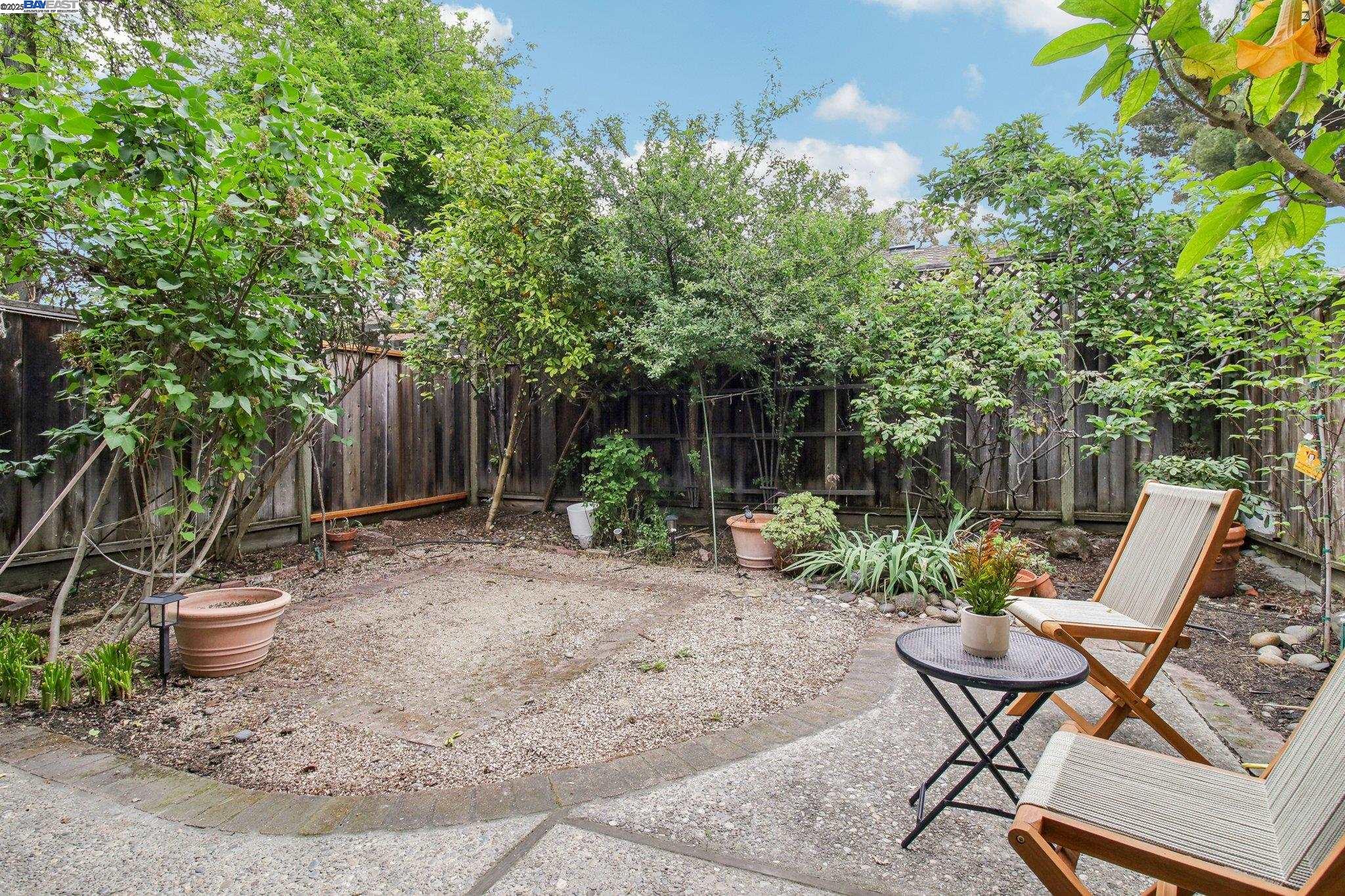Detail Gallery Image 25 of 27 For 1920 Rock St #1,  Mountain View,  CA 94043 - 3 Beds | 1/1 Baths