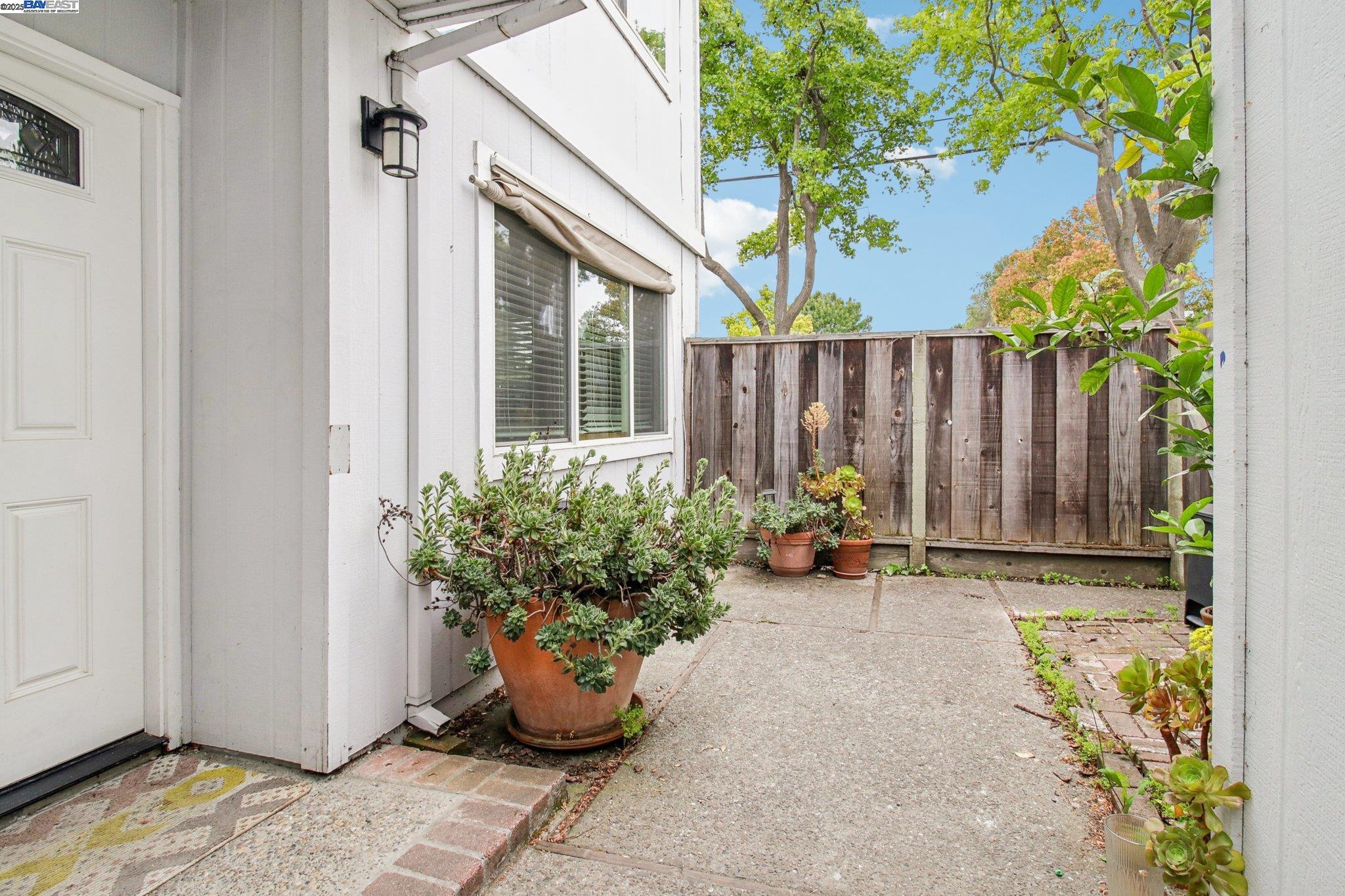 Detail Gallery Image 5 of 27 For 1920 Rock St #1,  Mountain View,  CA 94043 - 3 Beds | 1/1 Baths