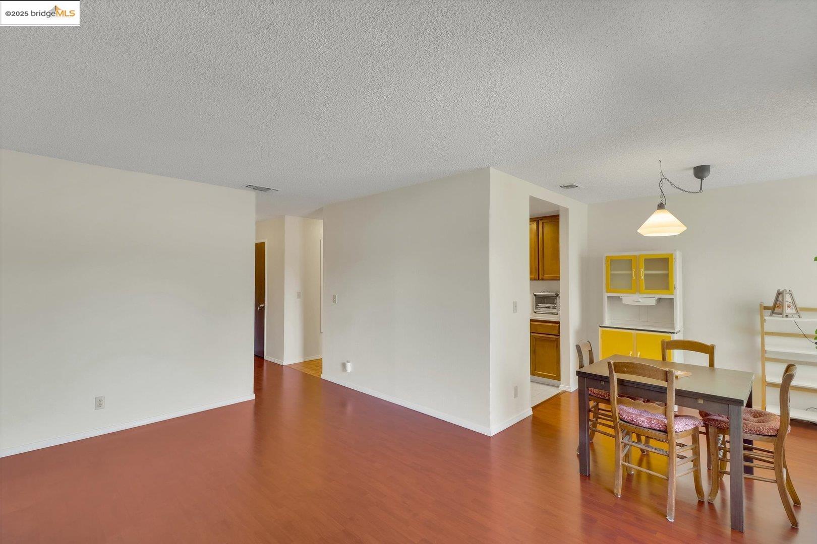 Detail Gallery Image 4 of 15 For 4174 San Pablo Dam Rd Apt B,  El Sobrante,  CA 94803 - 1 Beds | 1 Baths