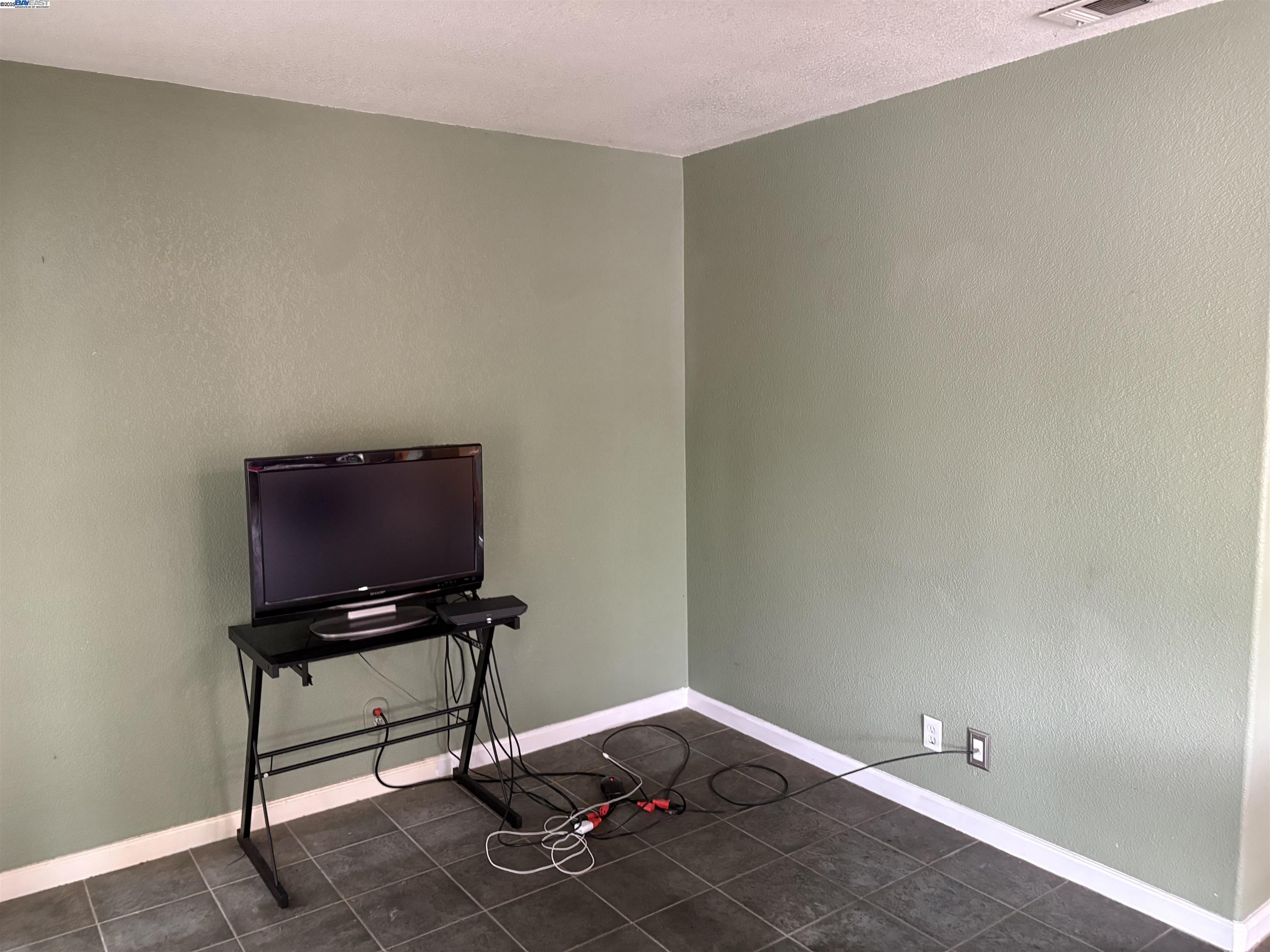 Detail Gallery Image 13 of 41 For 24909 Avocado Ct, Hayward,  CA 94544 - 3 Beds | 2/1 Baths