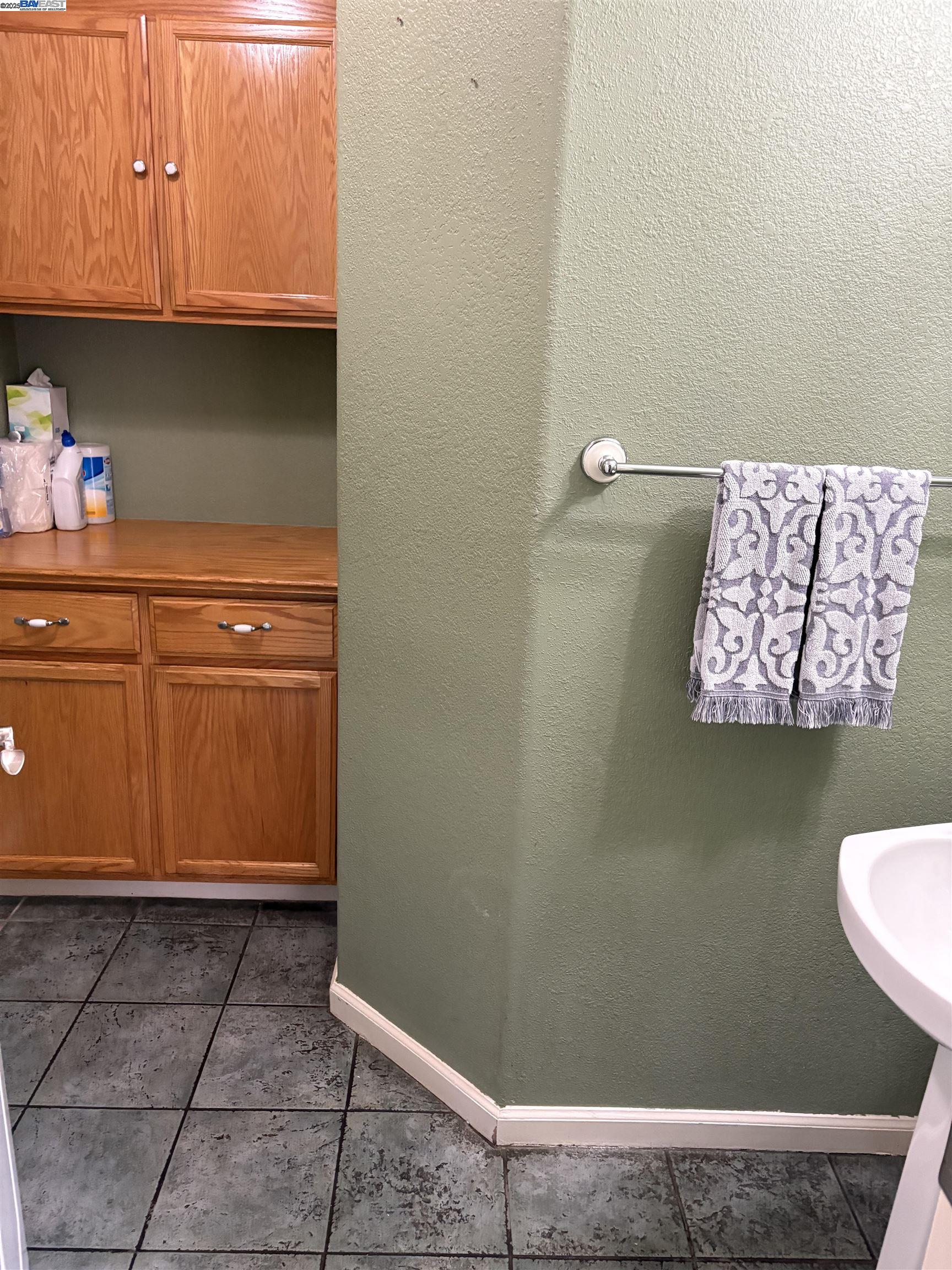 Detail Gallery Image 14 of 41 For 24909 Avocado Ct, Hayward,  CA 94544 - 3 Beds | 2/1 Baths