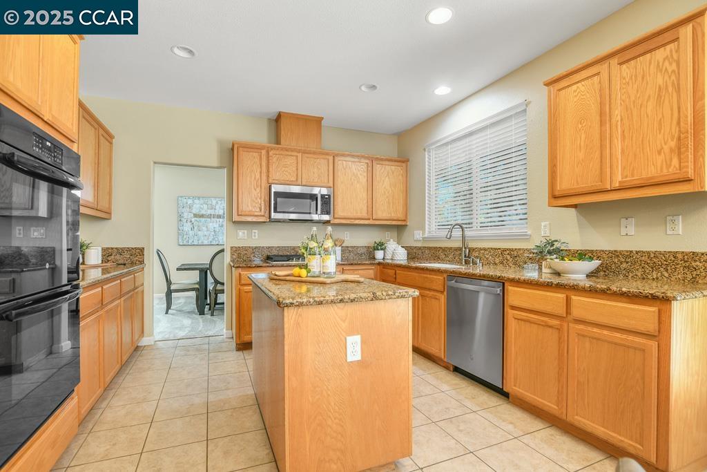 Detail Gallery Image 12 of 38 For 14 Birmingham Ct, Oakley,  CA 94561 - 4 Beds | 3 Baths