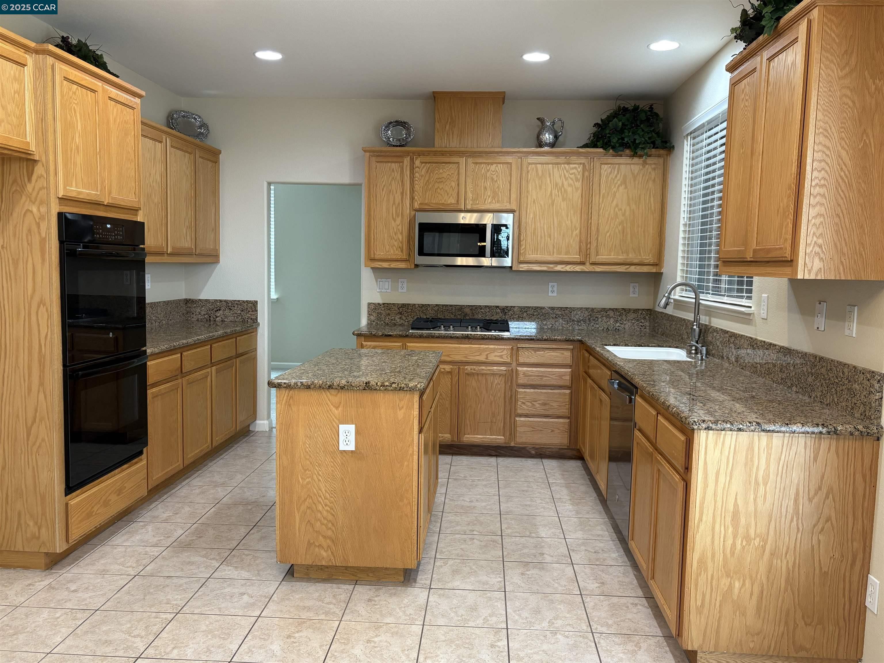 Detail Gallery Image 8 of 37 For 14 Birmingham Ct, Oakley,  CA 94561 - 4 Beds | 3 Baths