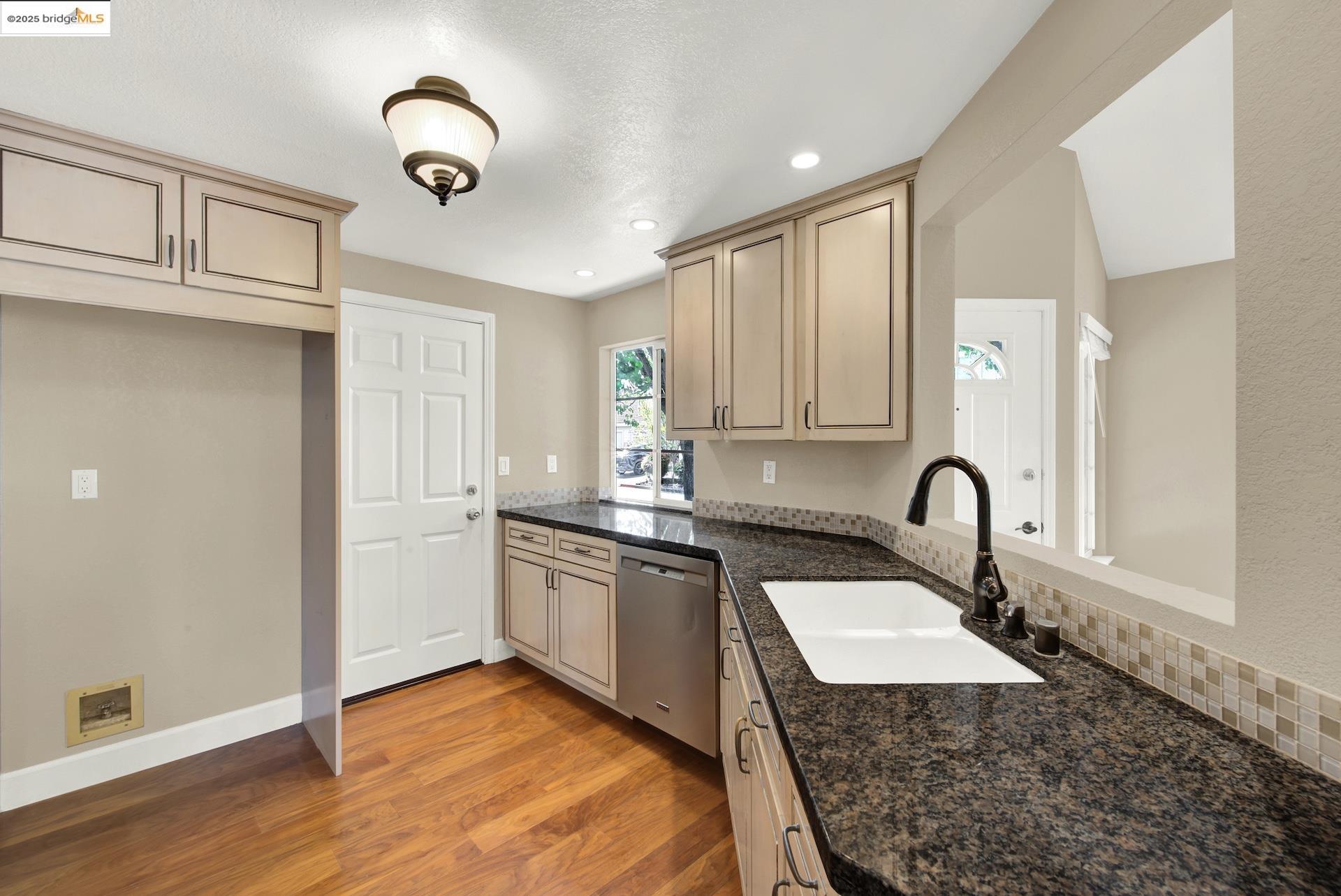 Photo #8: 41094974 Listing: Photo #8