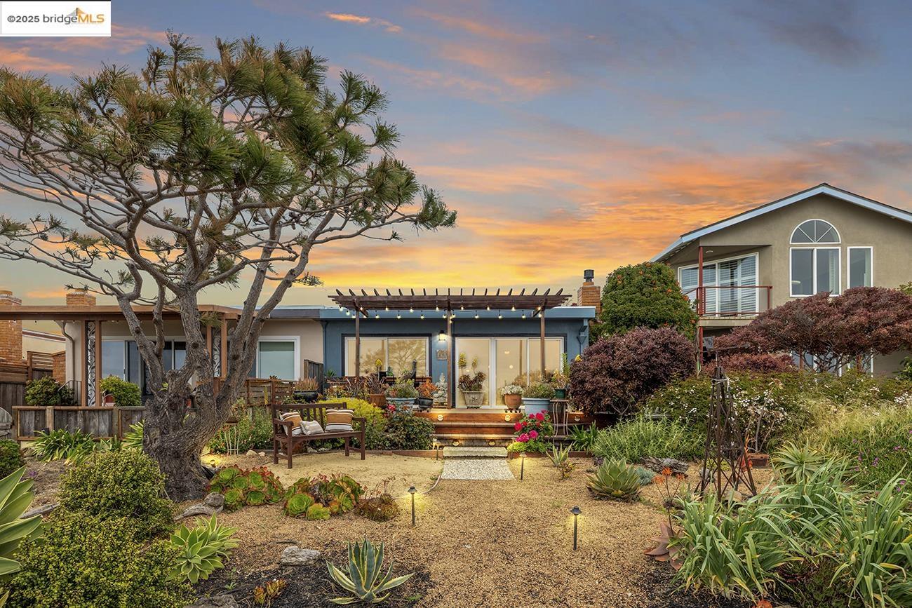 Detail Gallery Image 1 of 1 For 2702 Bayview Dr, Alameda,  CA 94501 - 2 Beds | 2 Baths