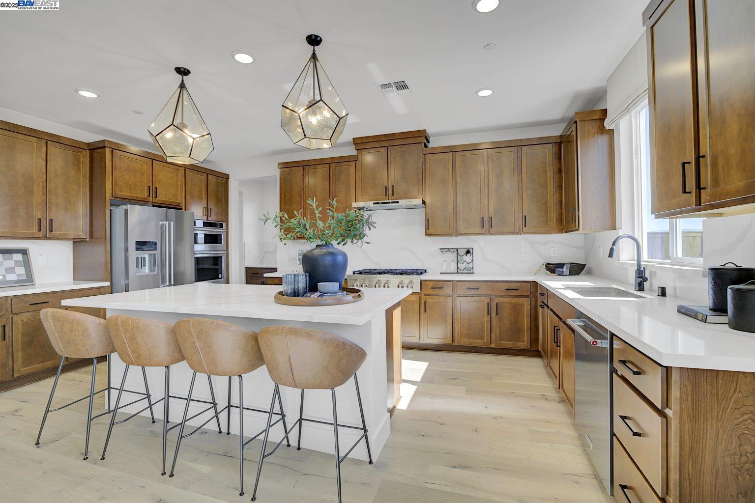 Detail Gallery Image 11 of 35 For 319 W Calabria Drive, Mountain House,  CA 95391 - 6 Beds | 5/1 Baths