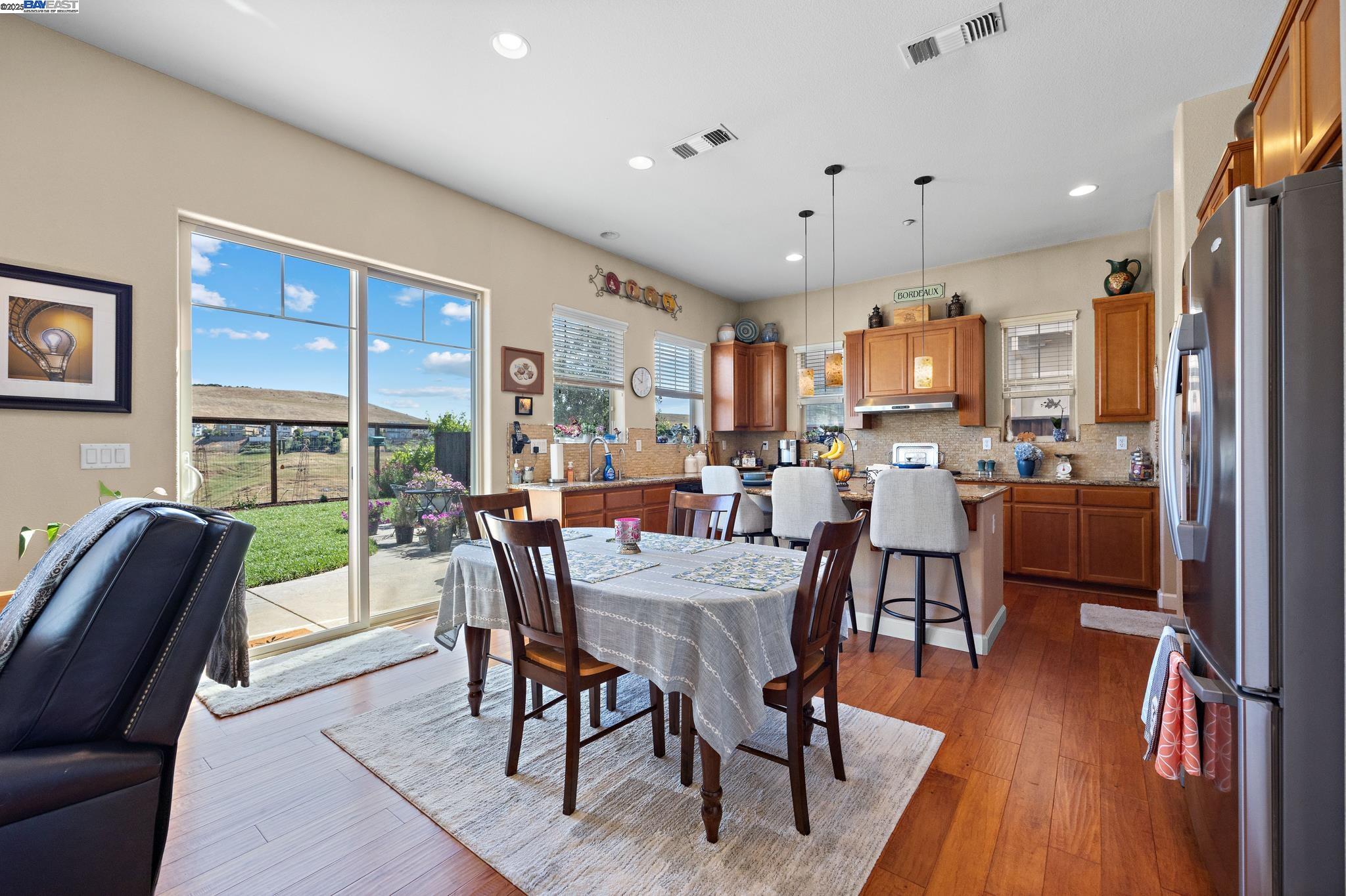 Detail Gallery Image 13 of 48 For 9779 Reimers Way, Dublin,  CA 94568 - 5 Beds | 3 Baths