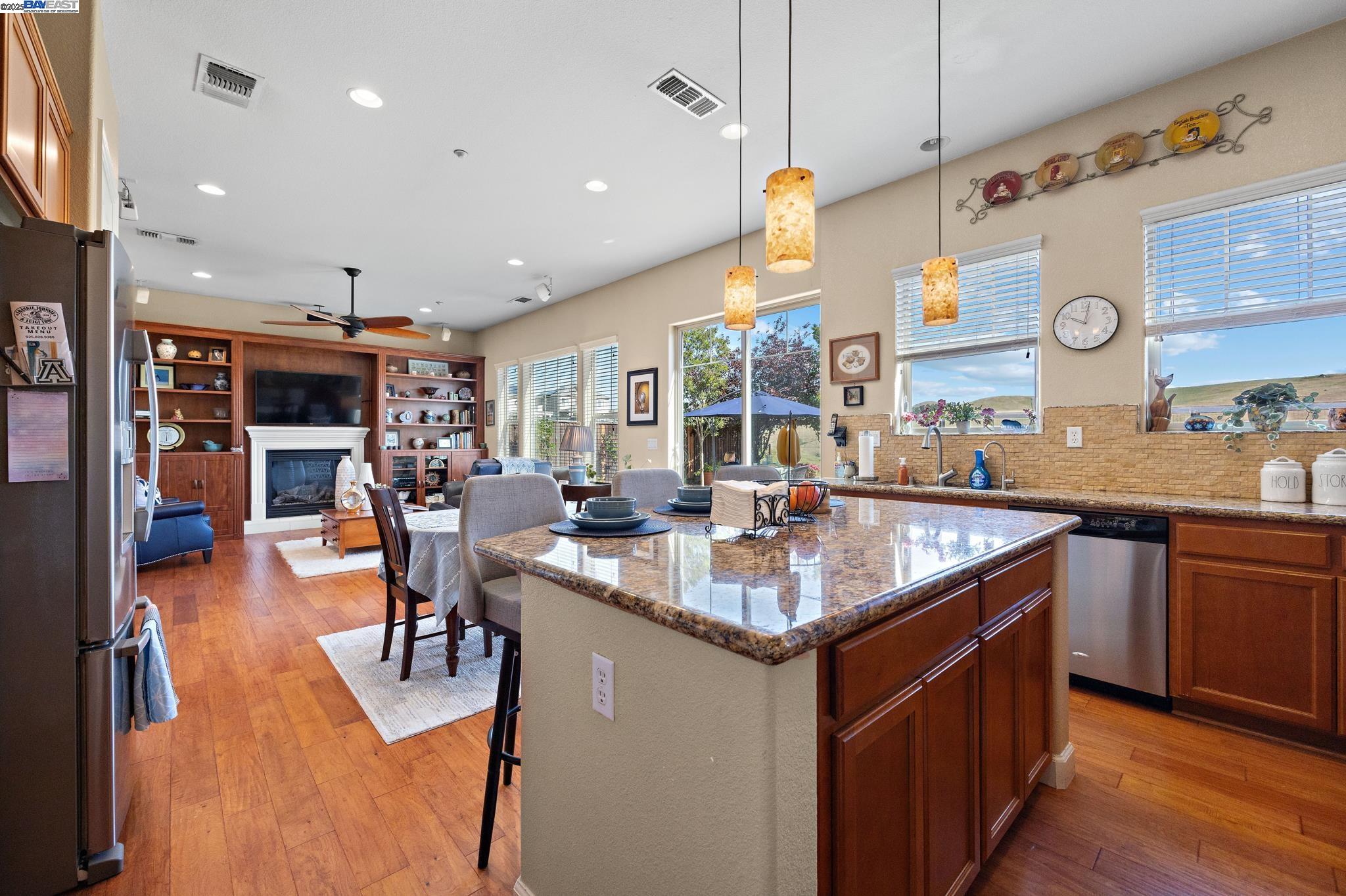 Detail Gallery Image 17 of 48 For 9779 Reimers Way, Dublin,  CA 94568 - 5 Beds | 3 Baths