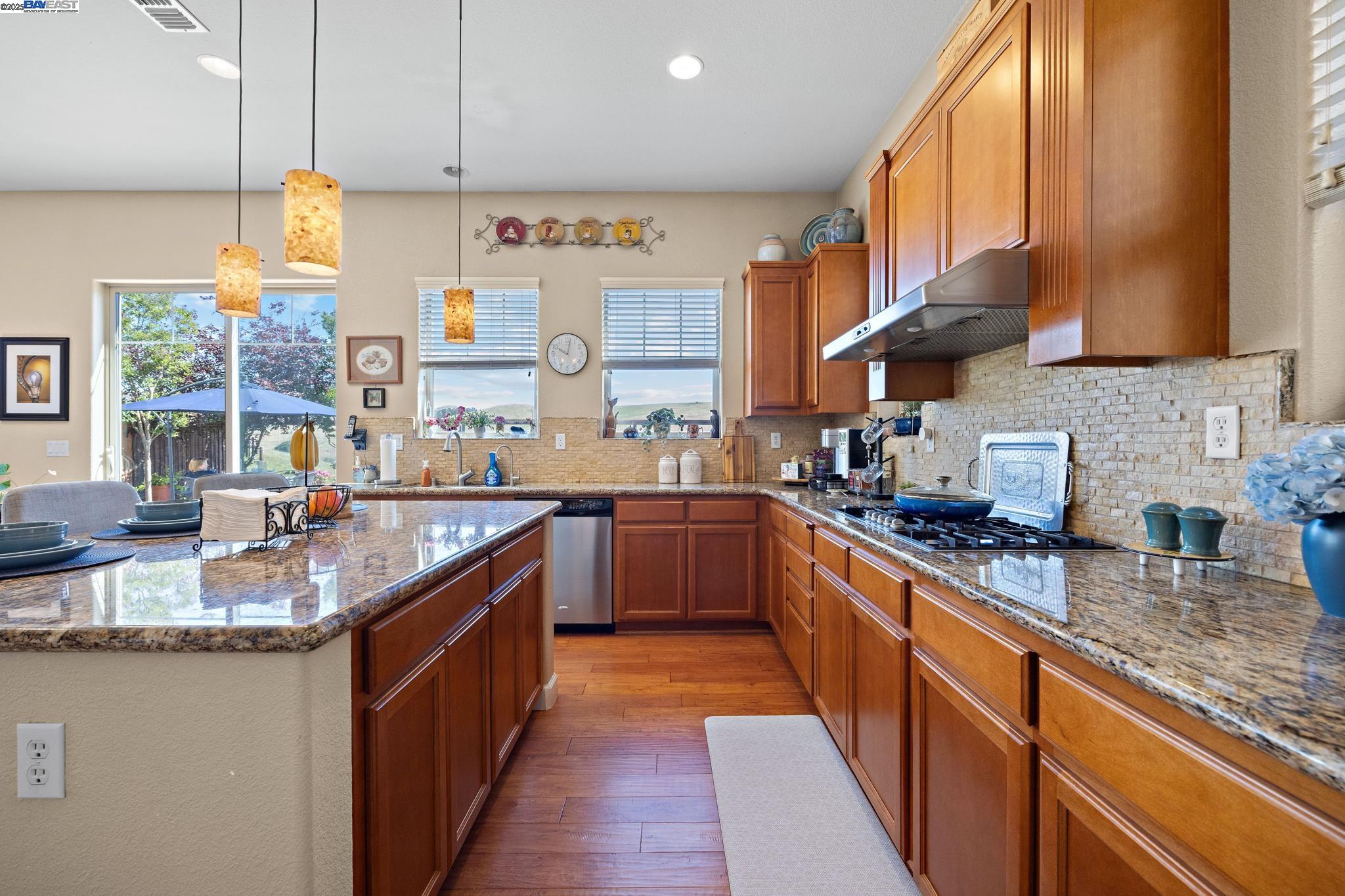 Detail Gallery Image 18 of 48 For 9779 Reimers Way, Dublin,  CA 94568 - 5 Beds | 3 Baths